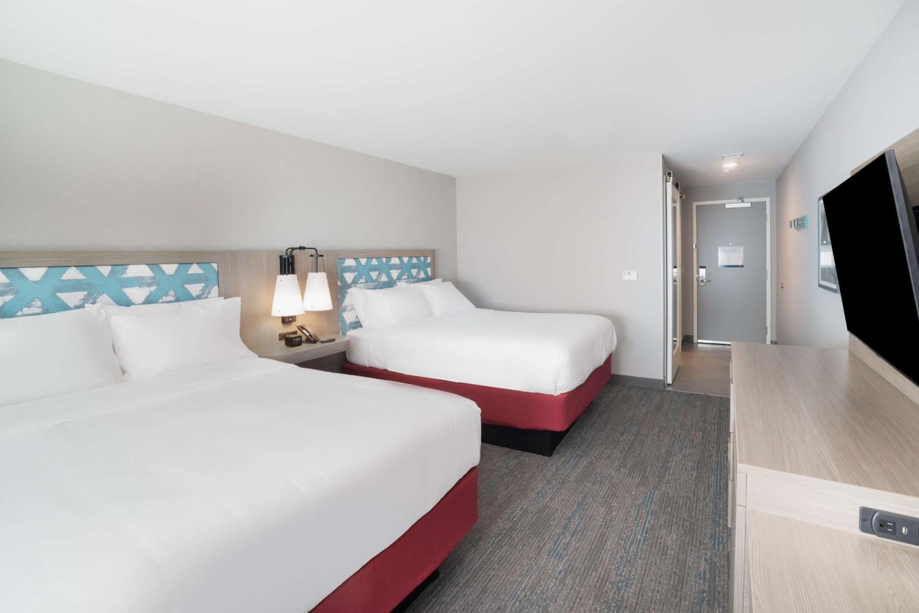 Queen Room with Two Queen Beds - Photo 3