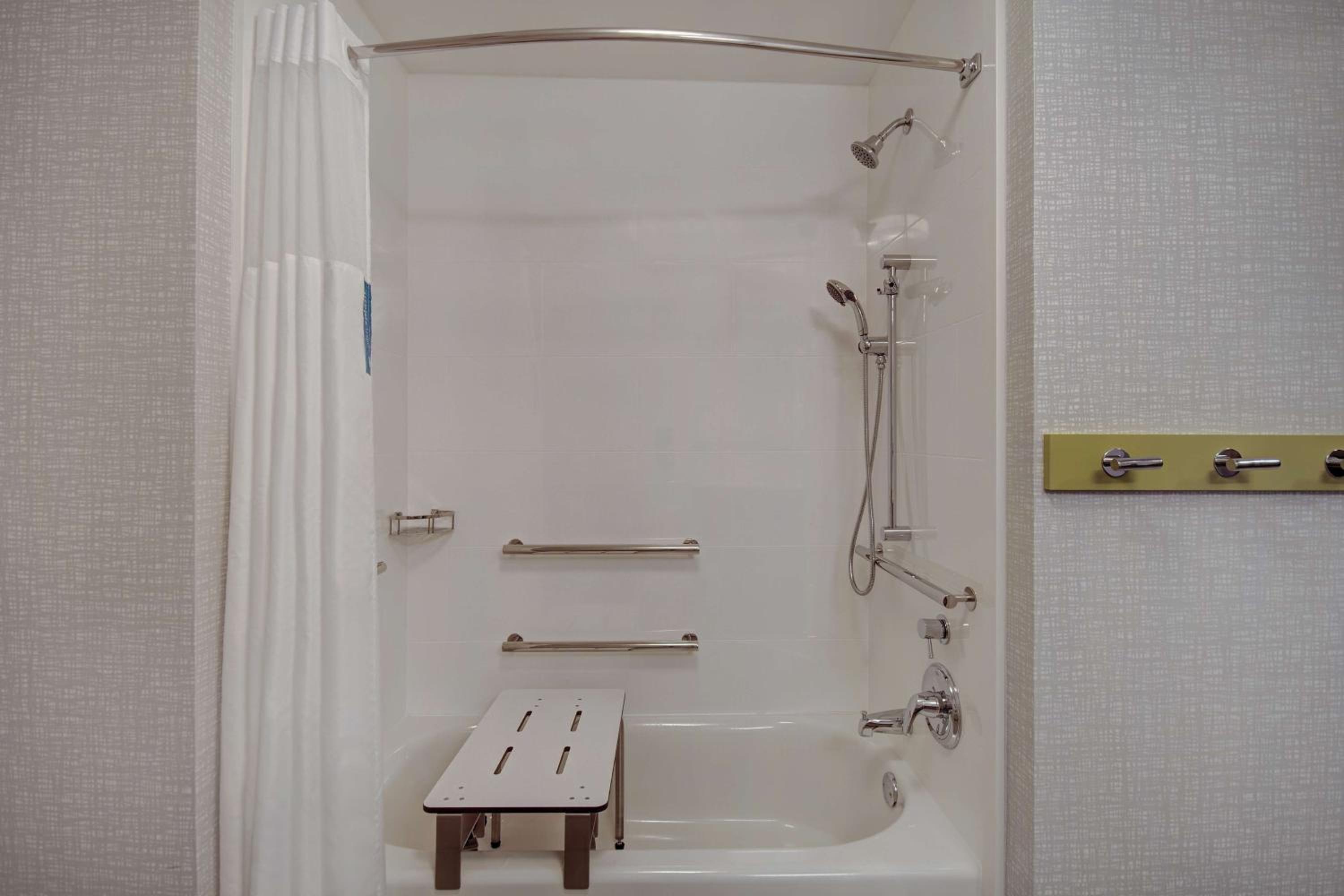 Queen Room with Bath Tub - Mobility Access/Non-Smoking - Photo 2