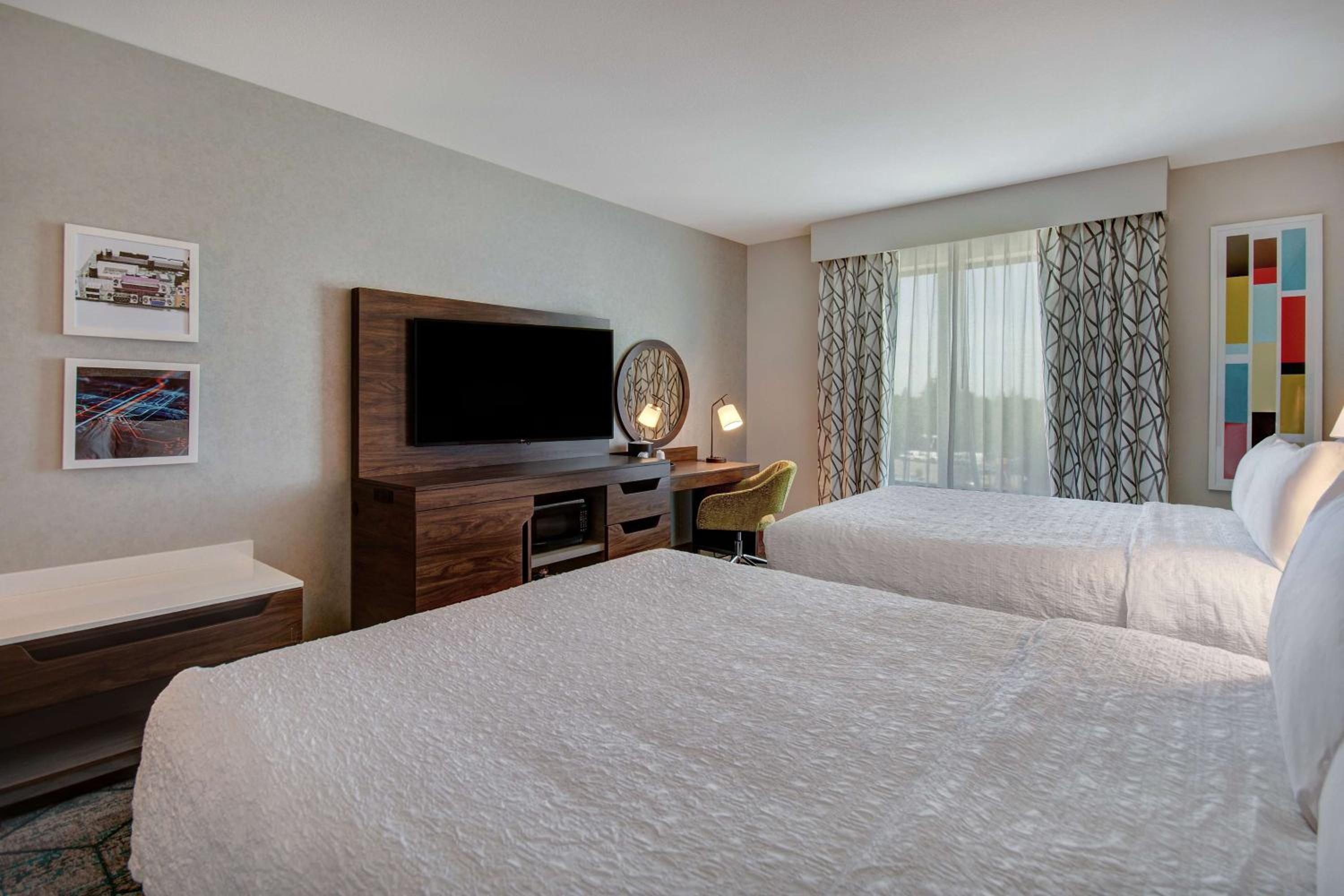 Queen Room with Two Queen Beds - Photo 5