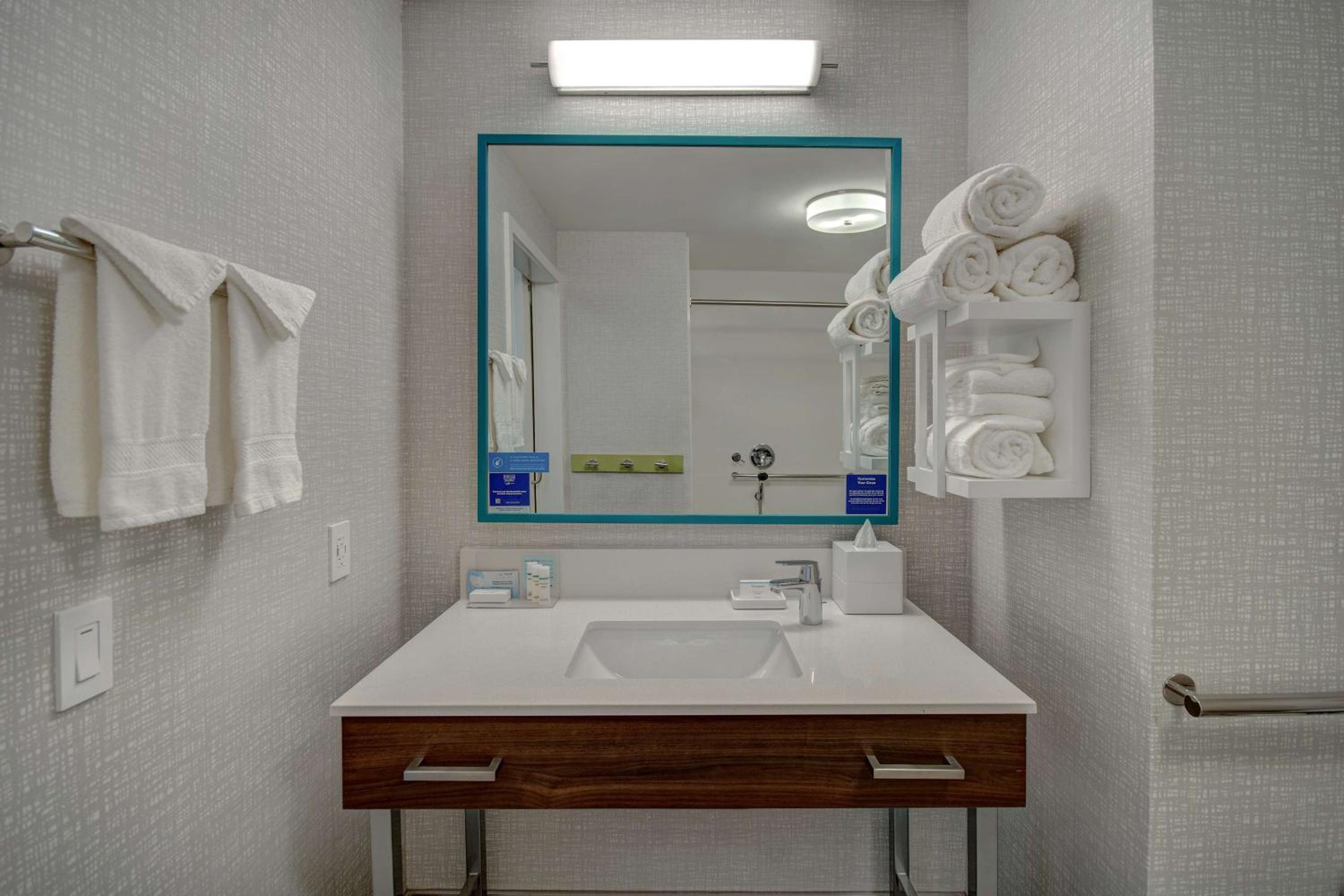 Queen Room with Bath Tub - Mobility Access/Non-Smoking - Photo 9