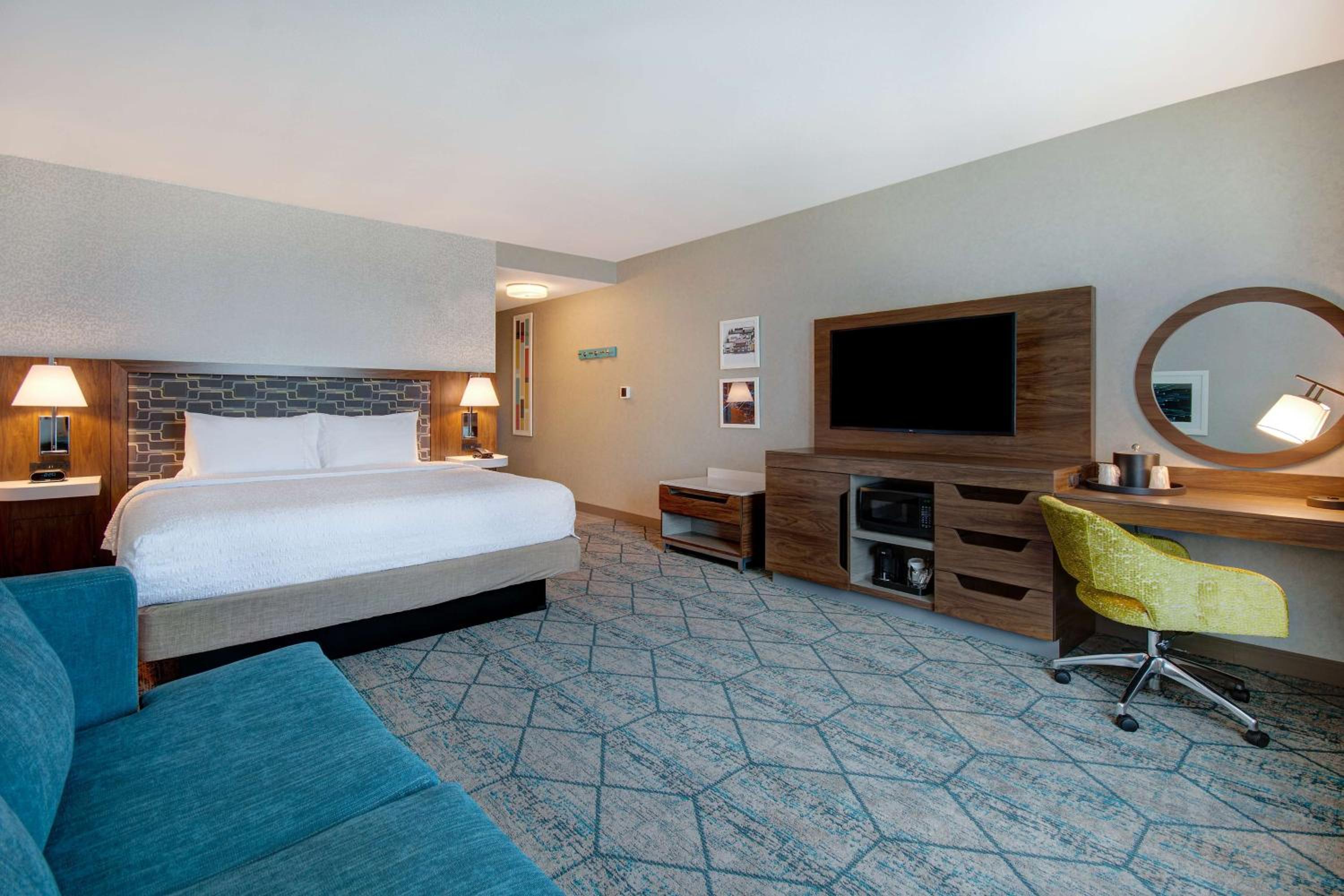 King Room with Sofa Bed - Non-Smoking - Photo 4