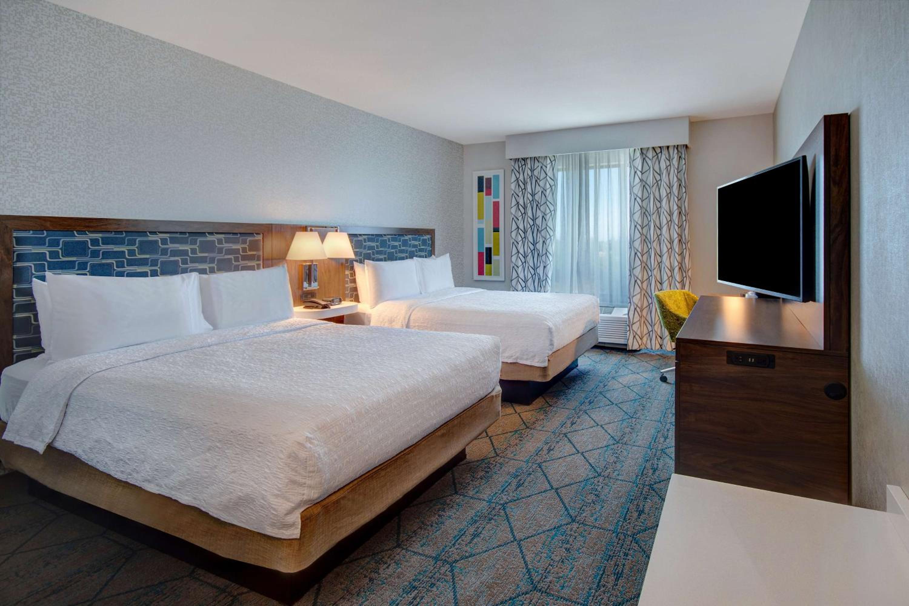 Queen Room with Two Queen Beds - Photo 3