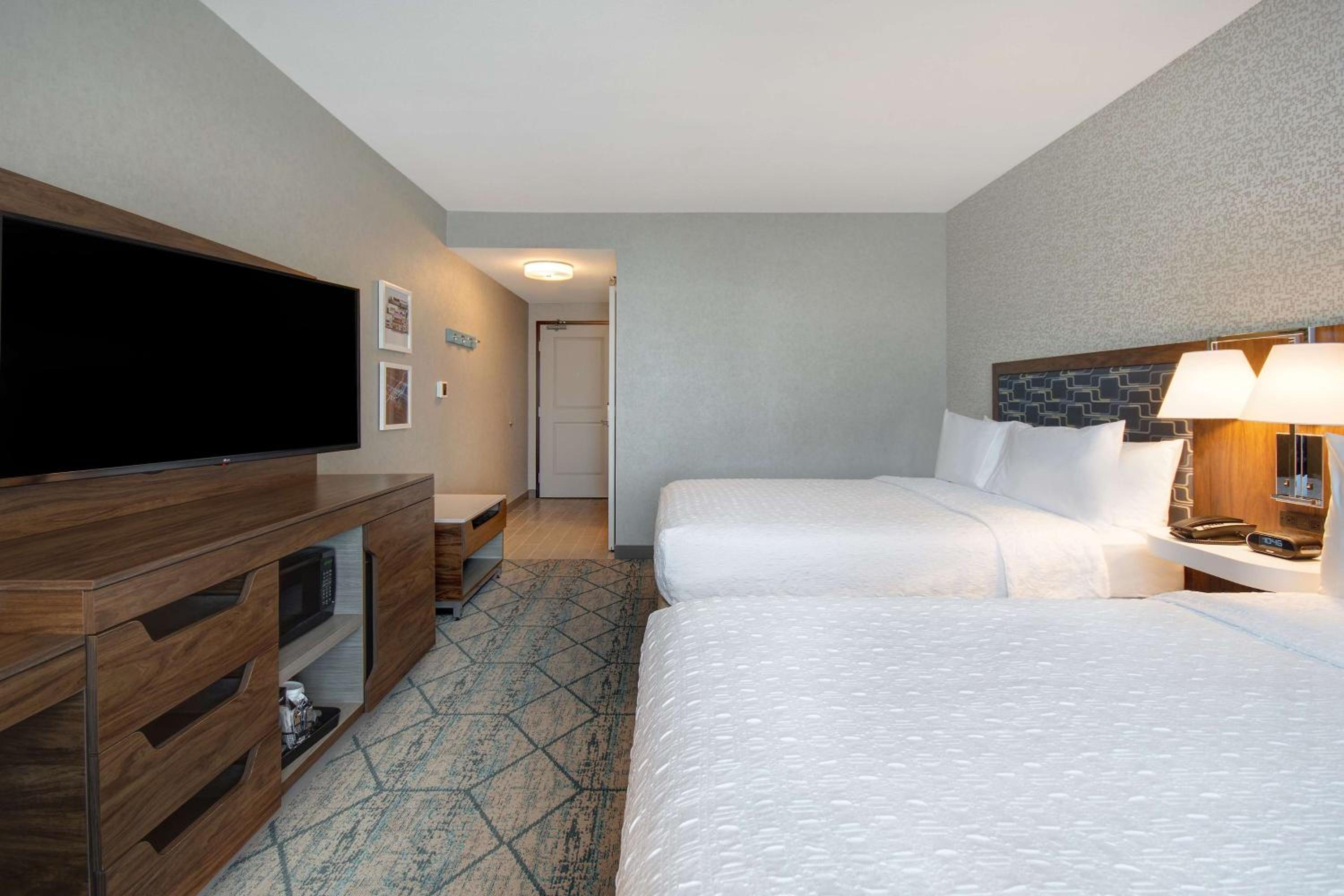 Queen Room with Two Queen Beds - Photo 2