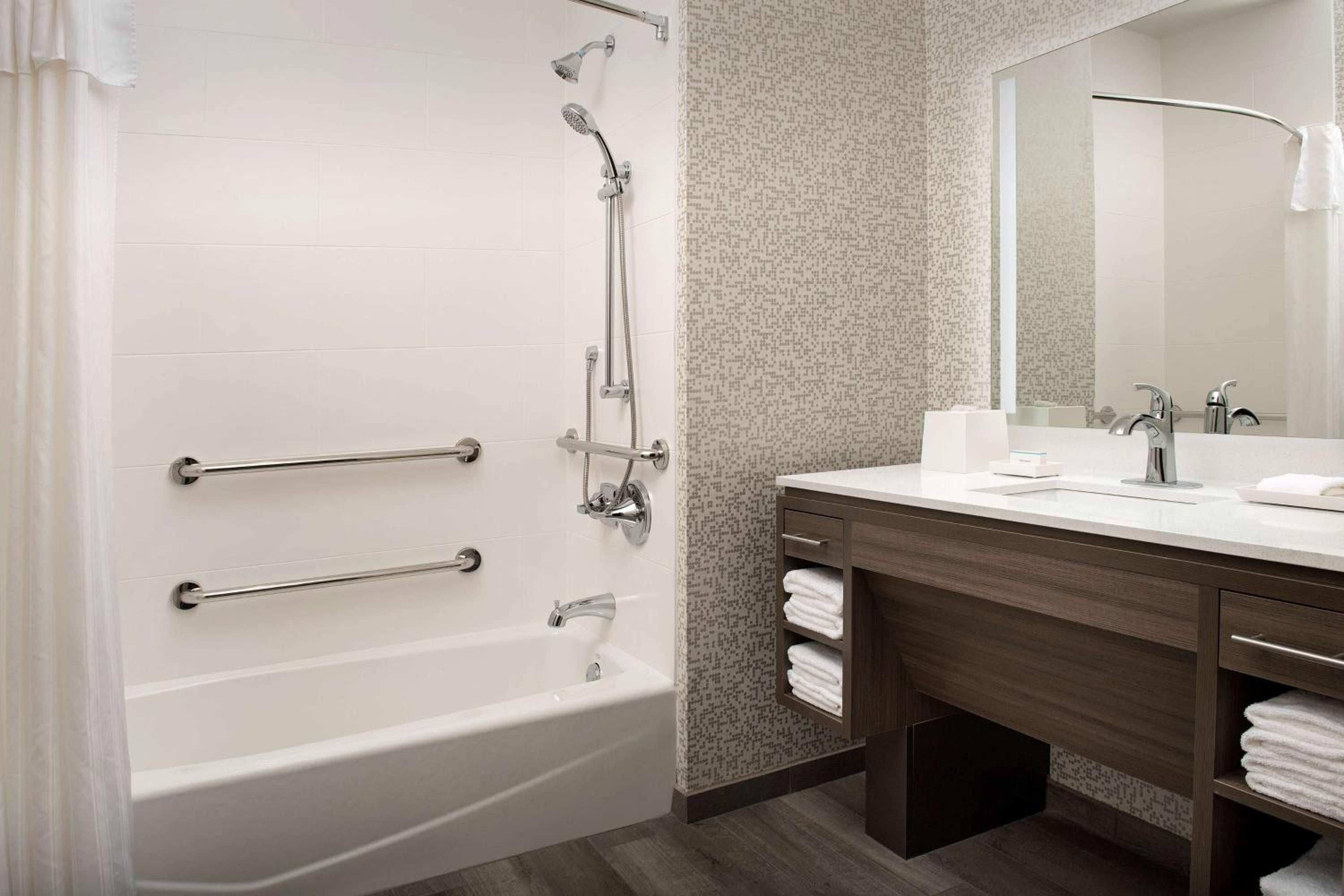 King Suite - Mobility Access/Non-Smoking - Photo 5
