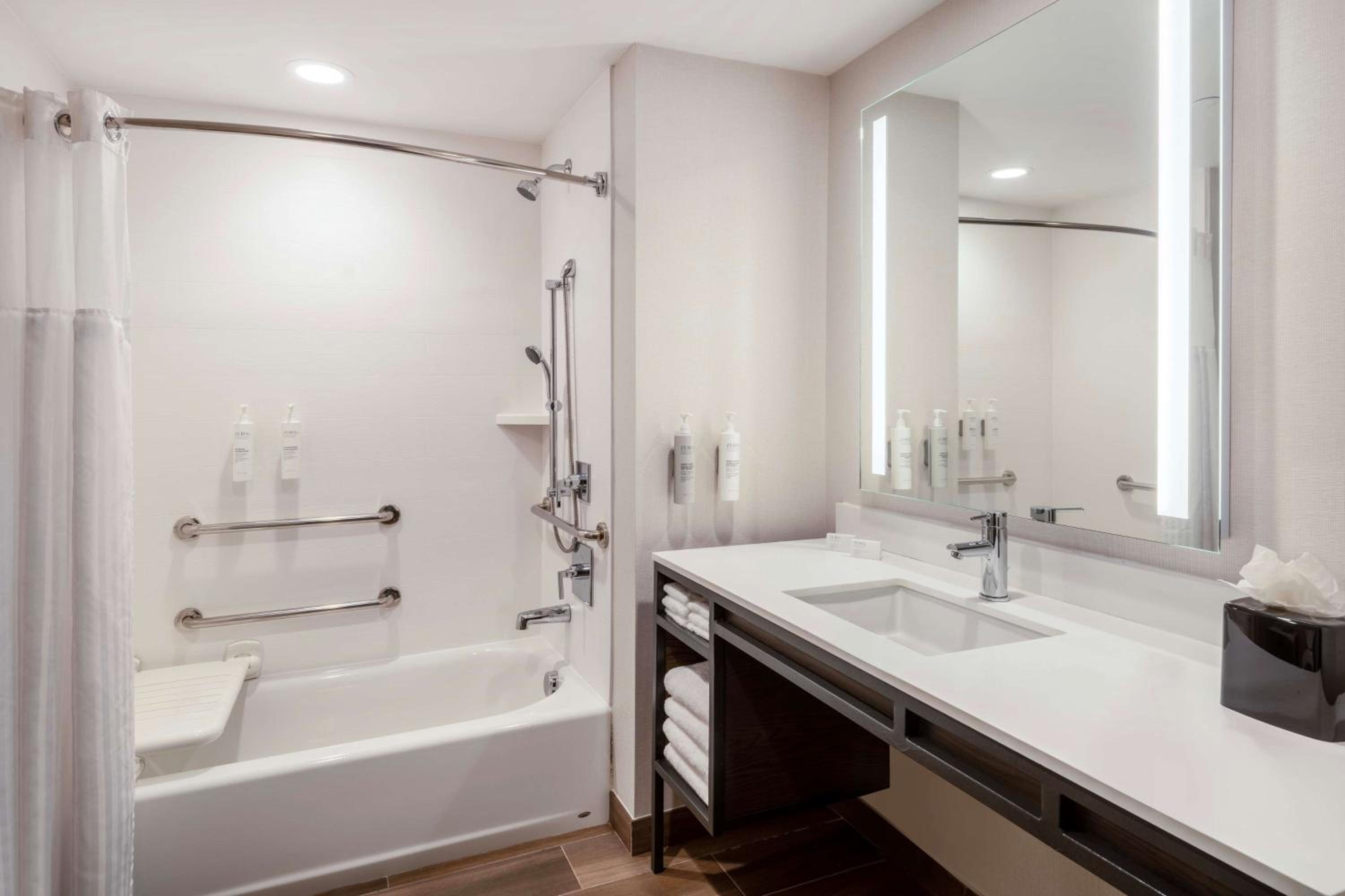 Queen Room with Two Queen Beds - Mobility Access - Photo 3