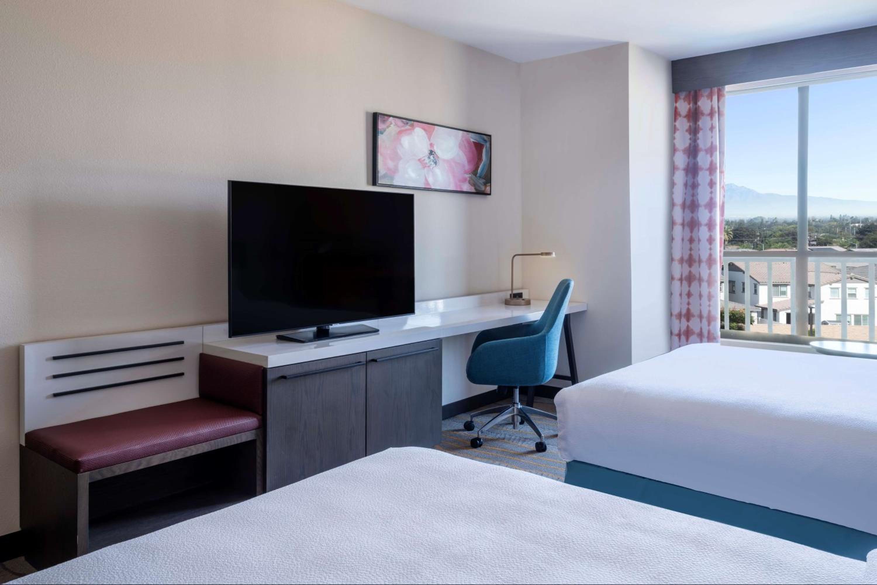 Queen Room with Two Queen Beds - Photo 3