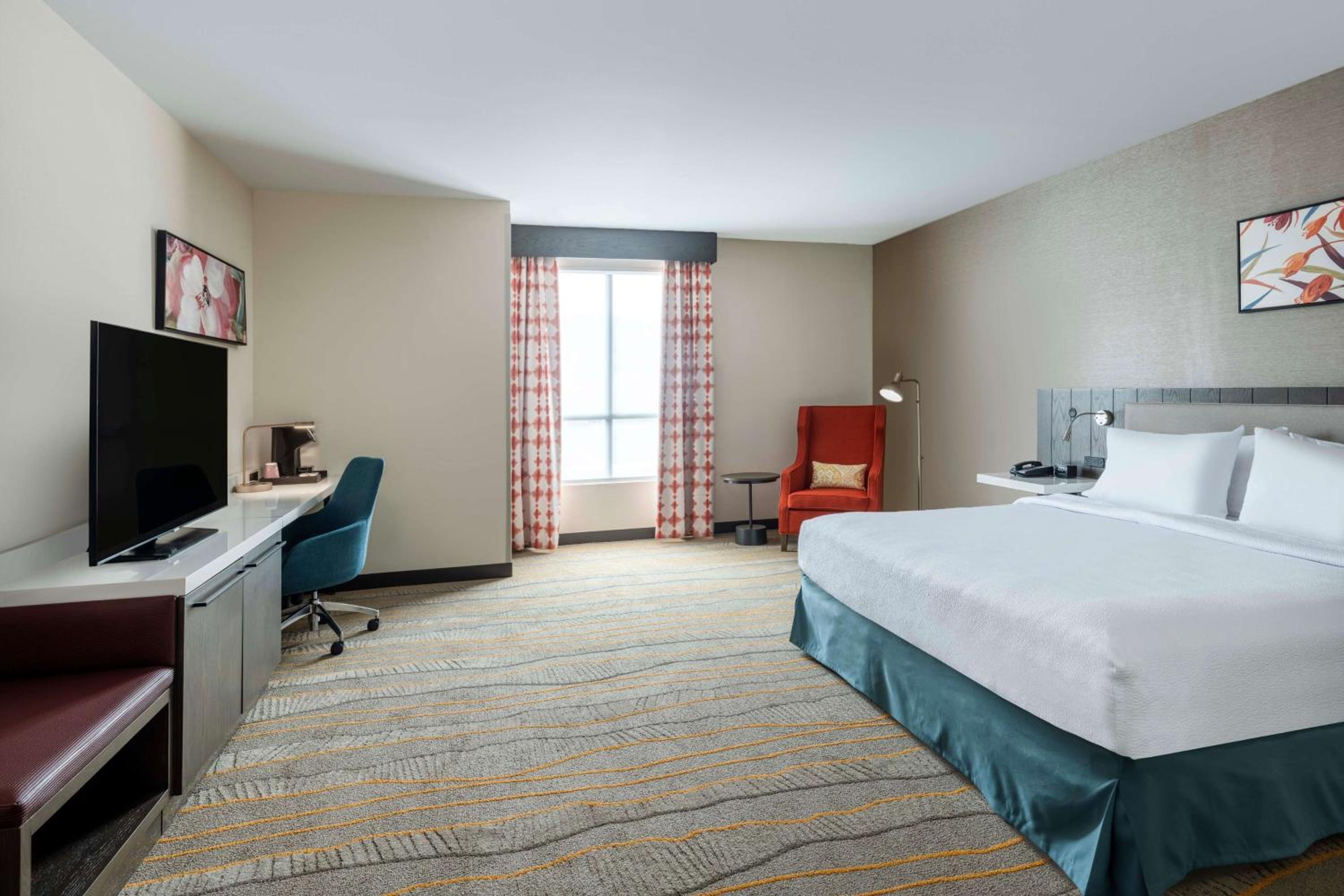 King Room with Roll-In Shower - Mobility Access - Photo 4