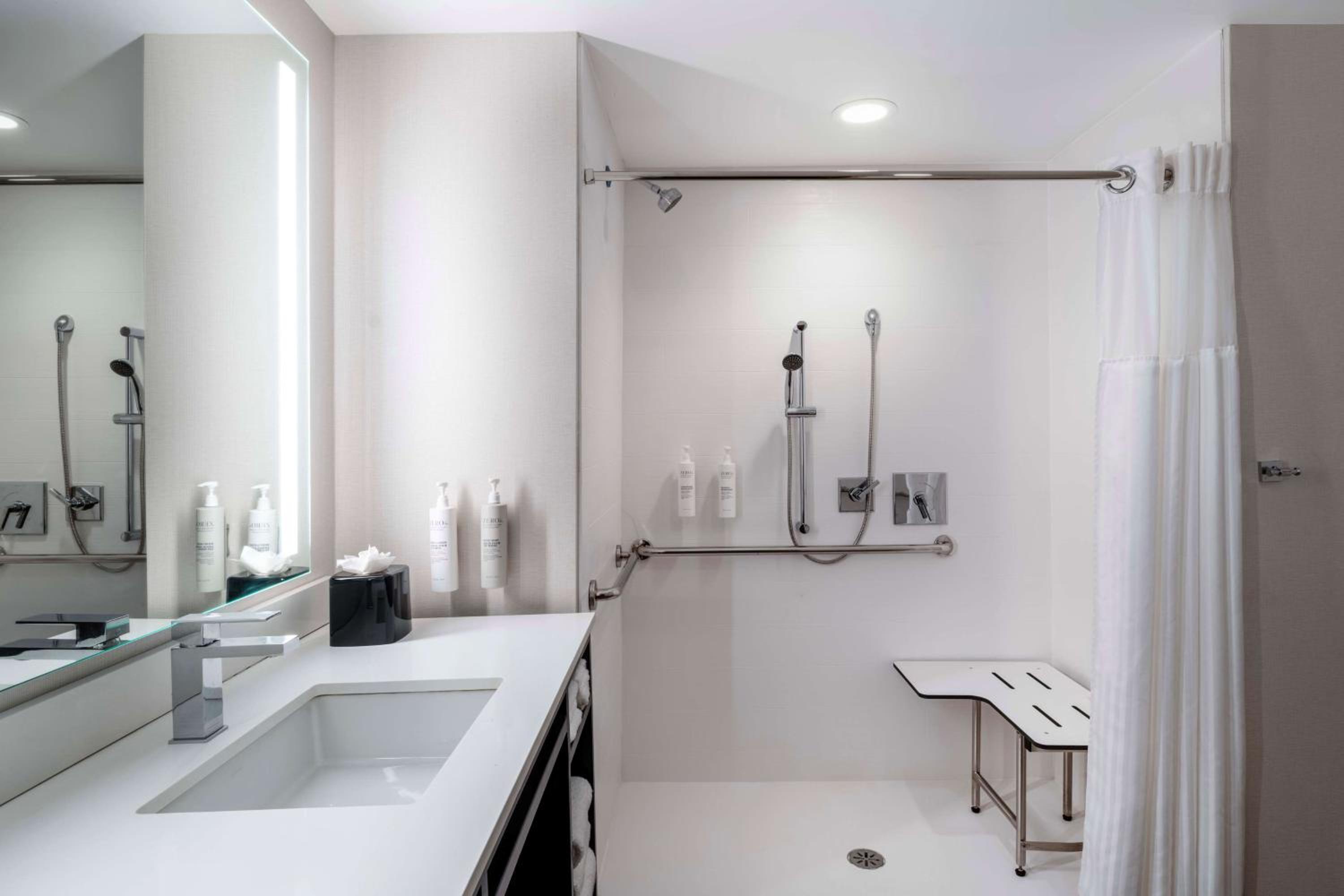 King Room with Roll-In Shower - Mobility Access - Photo 3