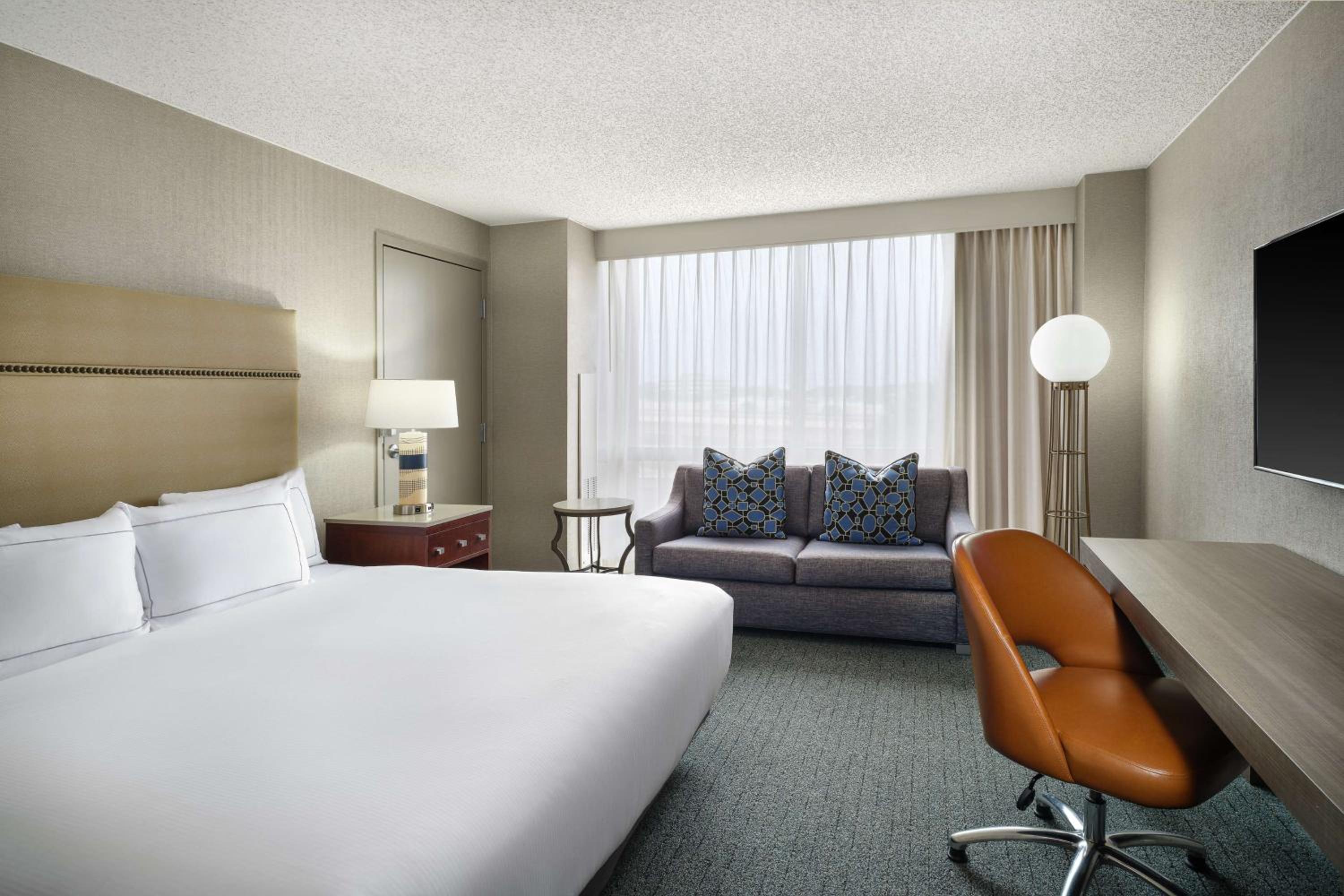 King Room with Roll-In Shower - Mobility/Hearing Accessible - Photo 1