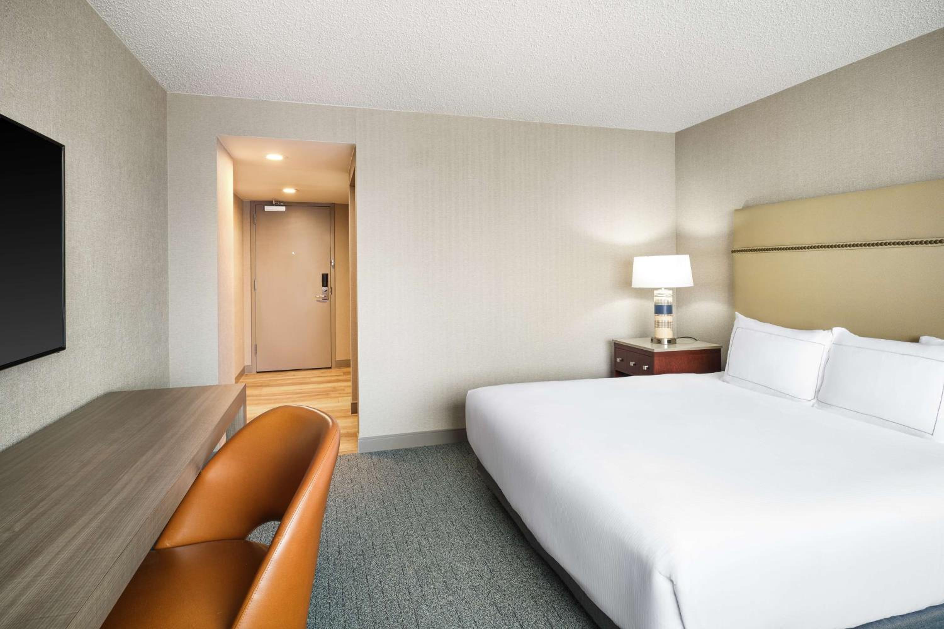 King Room with Roll-In Shower - Mobility/Hearing Accessible - Photo 4