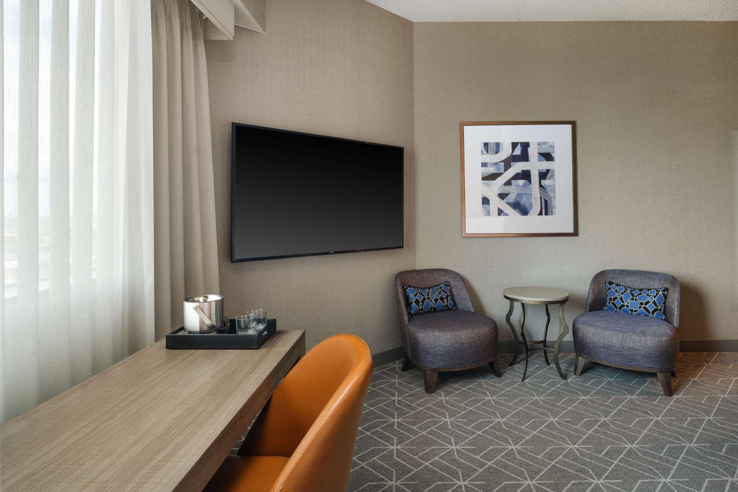 Corner King Room with City View photo 1