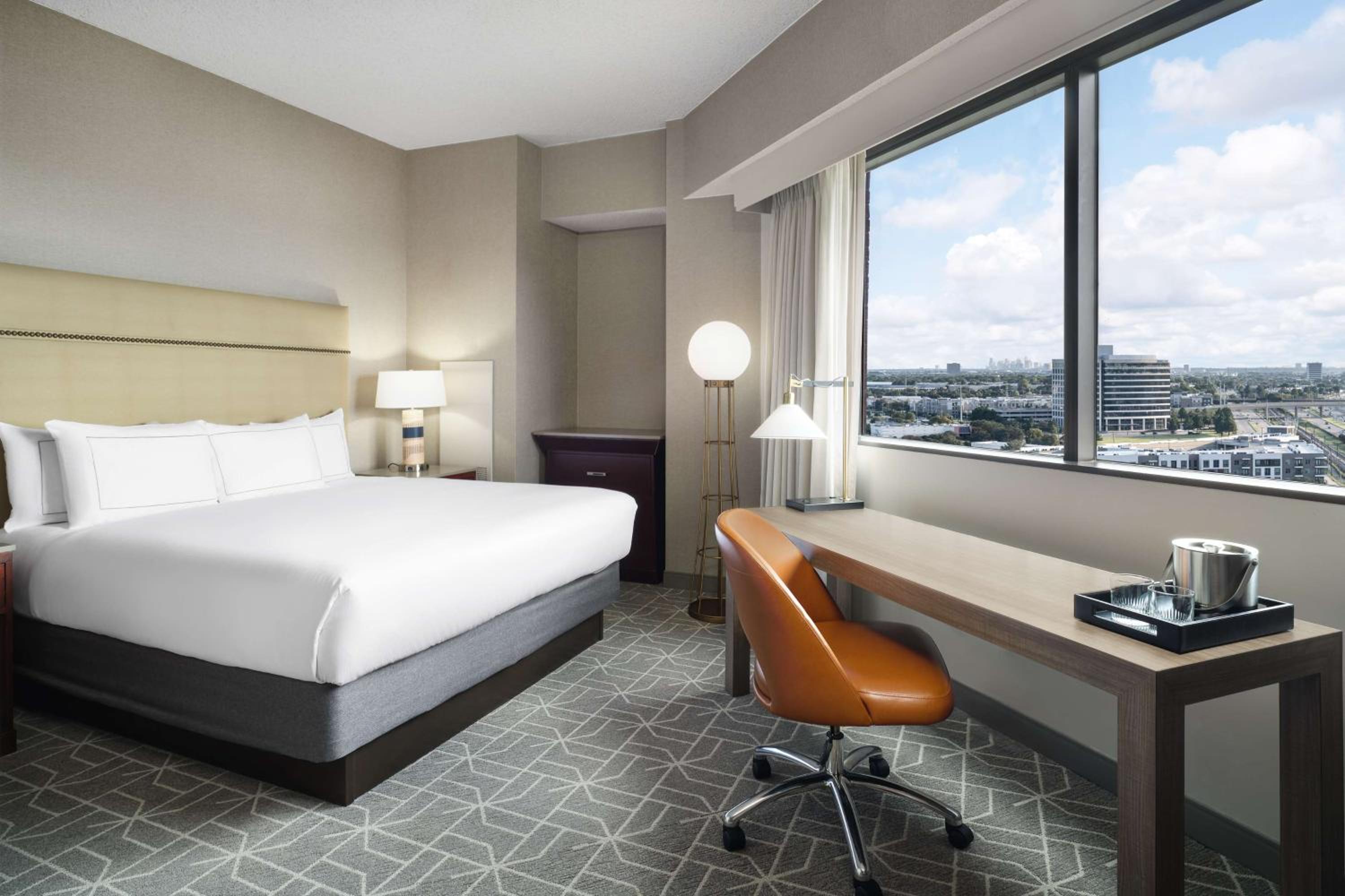 Corner King Room with City View