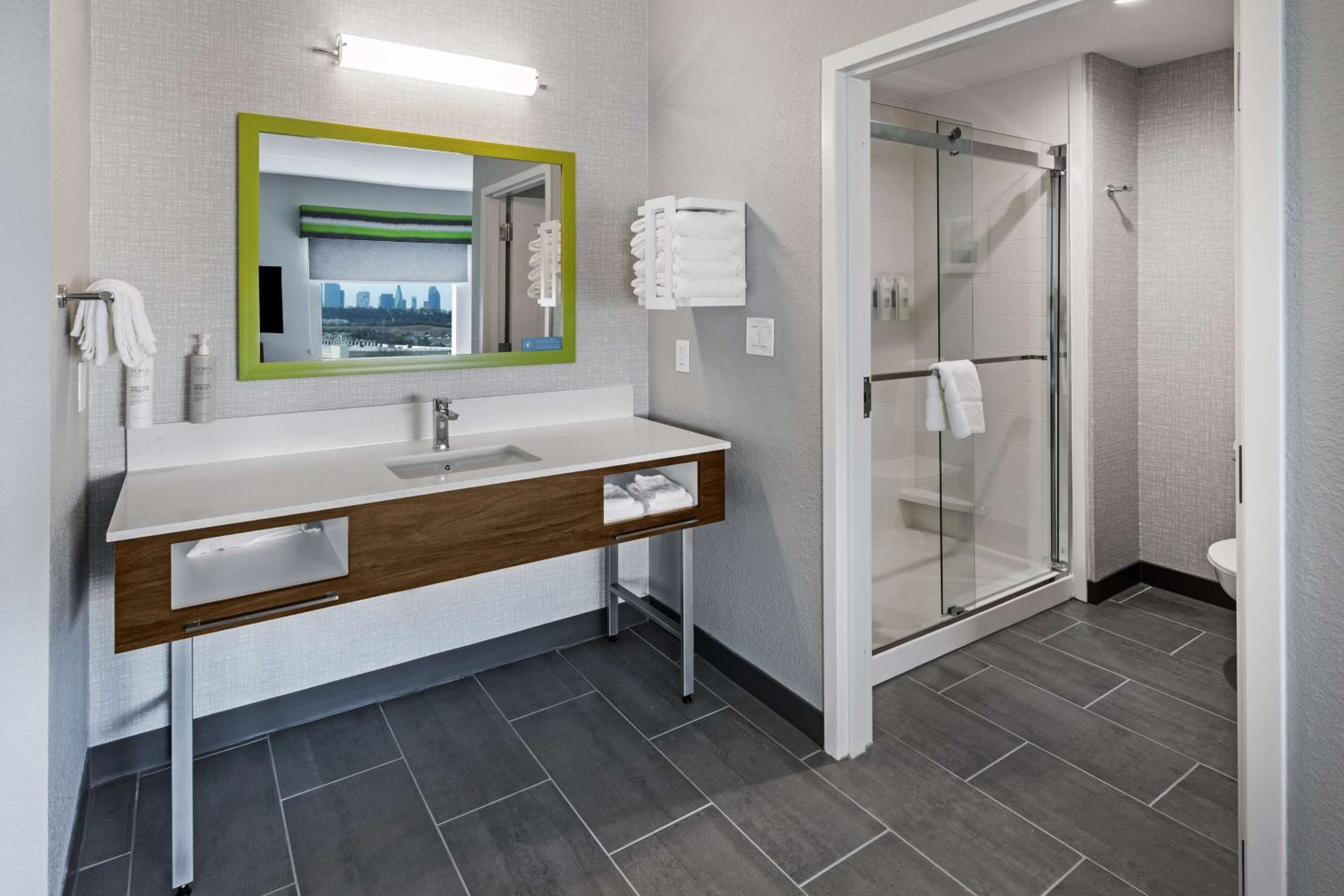One-Bedroom King Suite - Non-Smoking - Photo 6