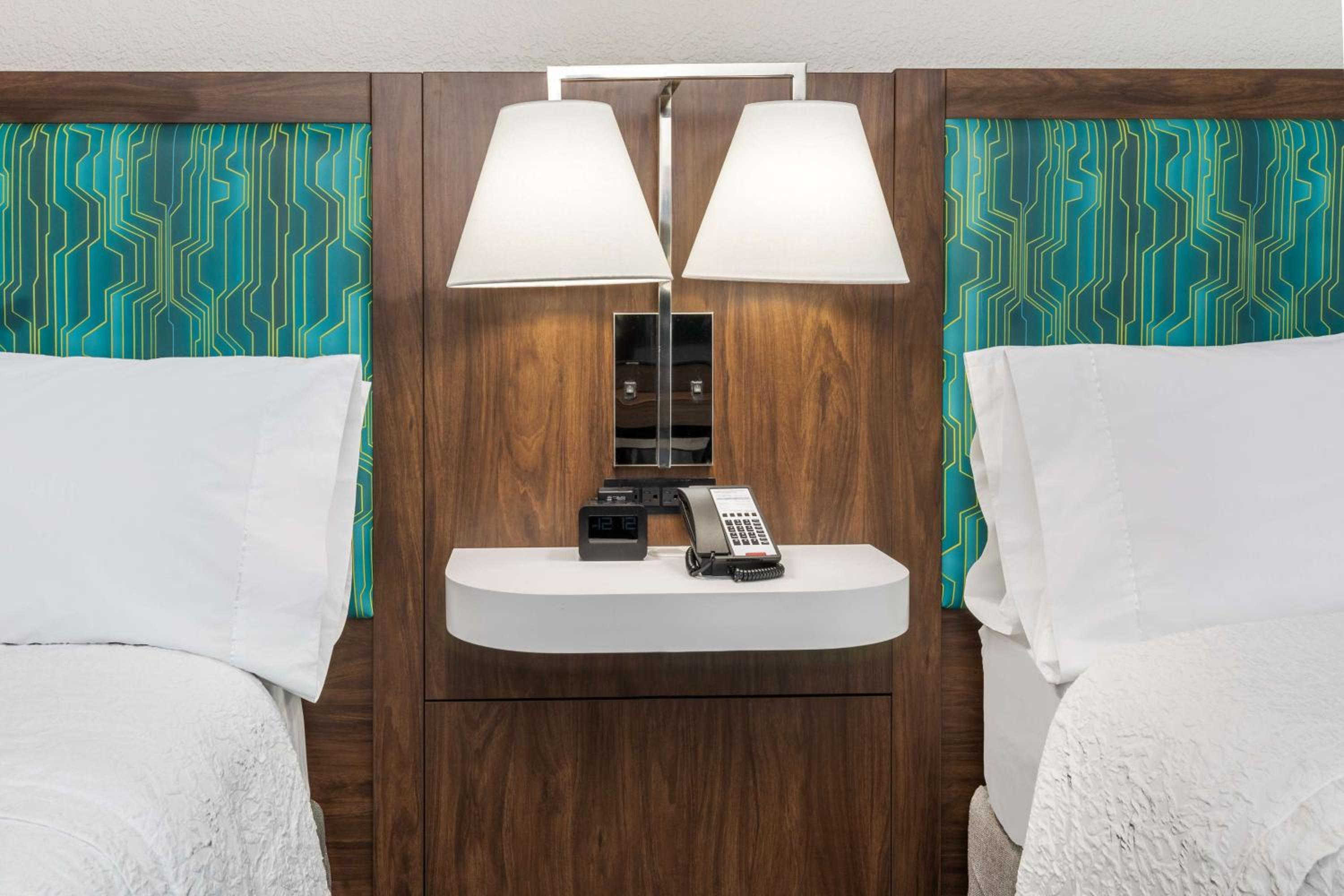 Queen Room with Two Queen Beds - Photo 4