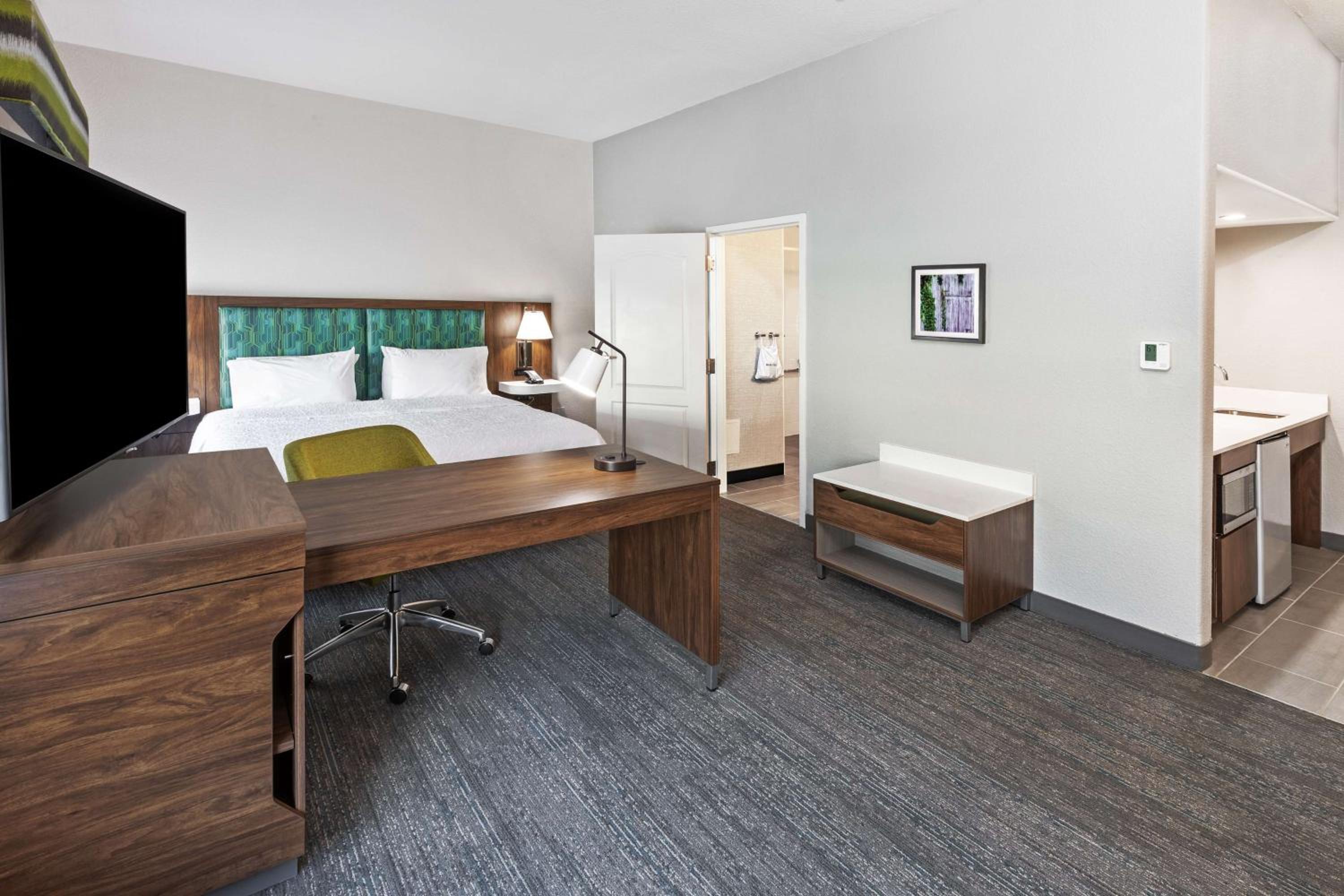 One-Bedroom King Suite - Non-Smoking - Photo 4