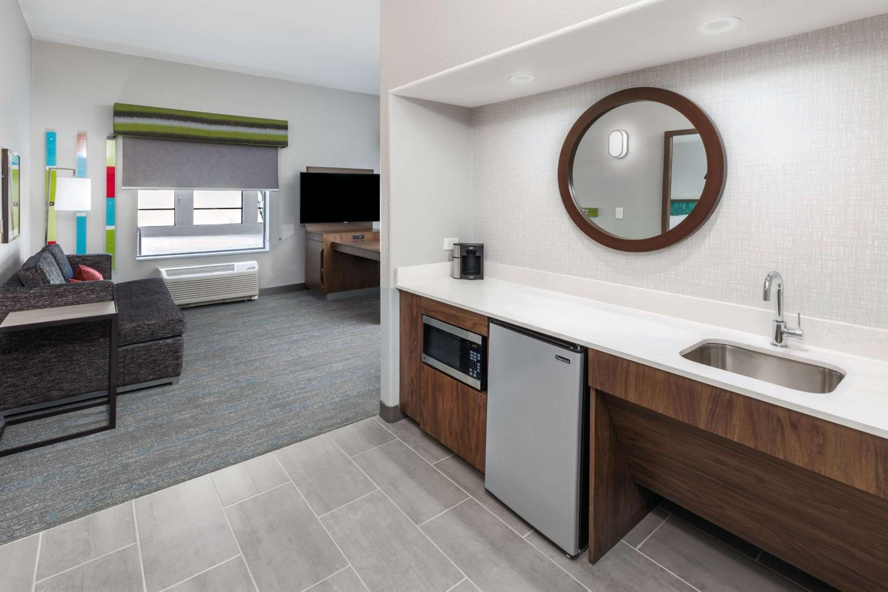 One-Bedroom King Suite - Non-Smoking - Photo 5