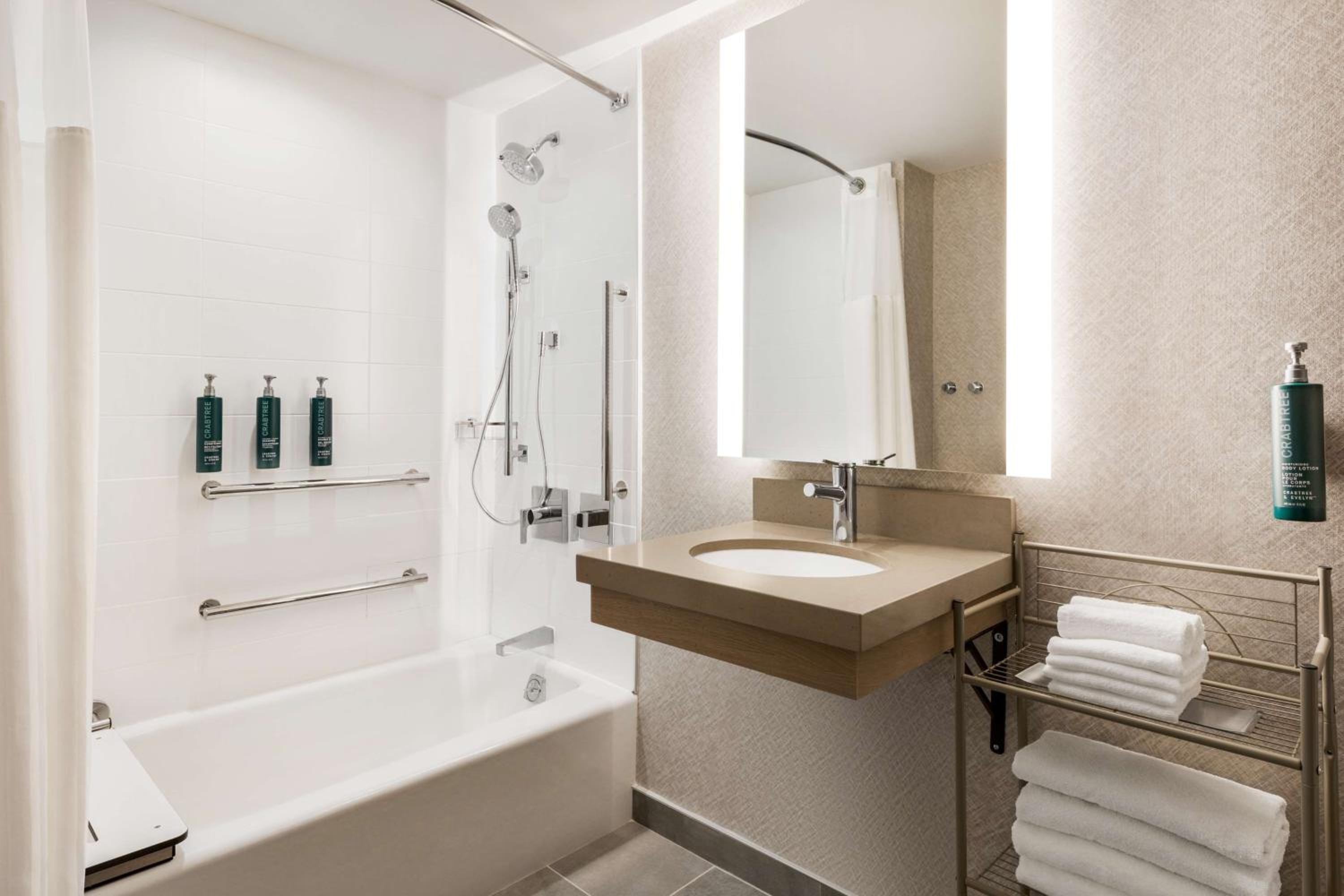 King Room with Accessible Tub - Mobility Access - Photo 2