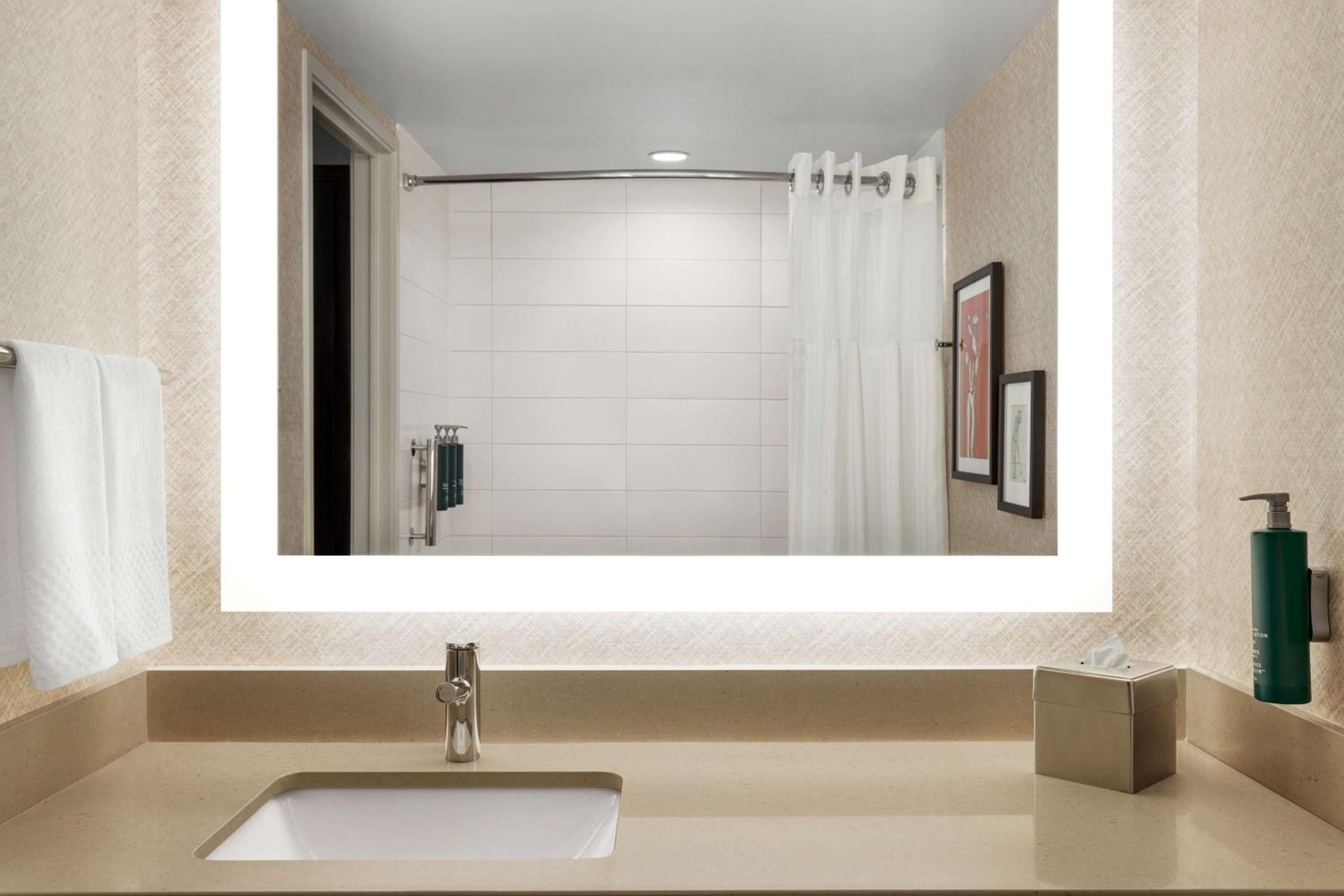 King Room with Accessible Tub - Mobility Access - Photo 3