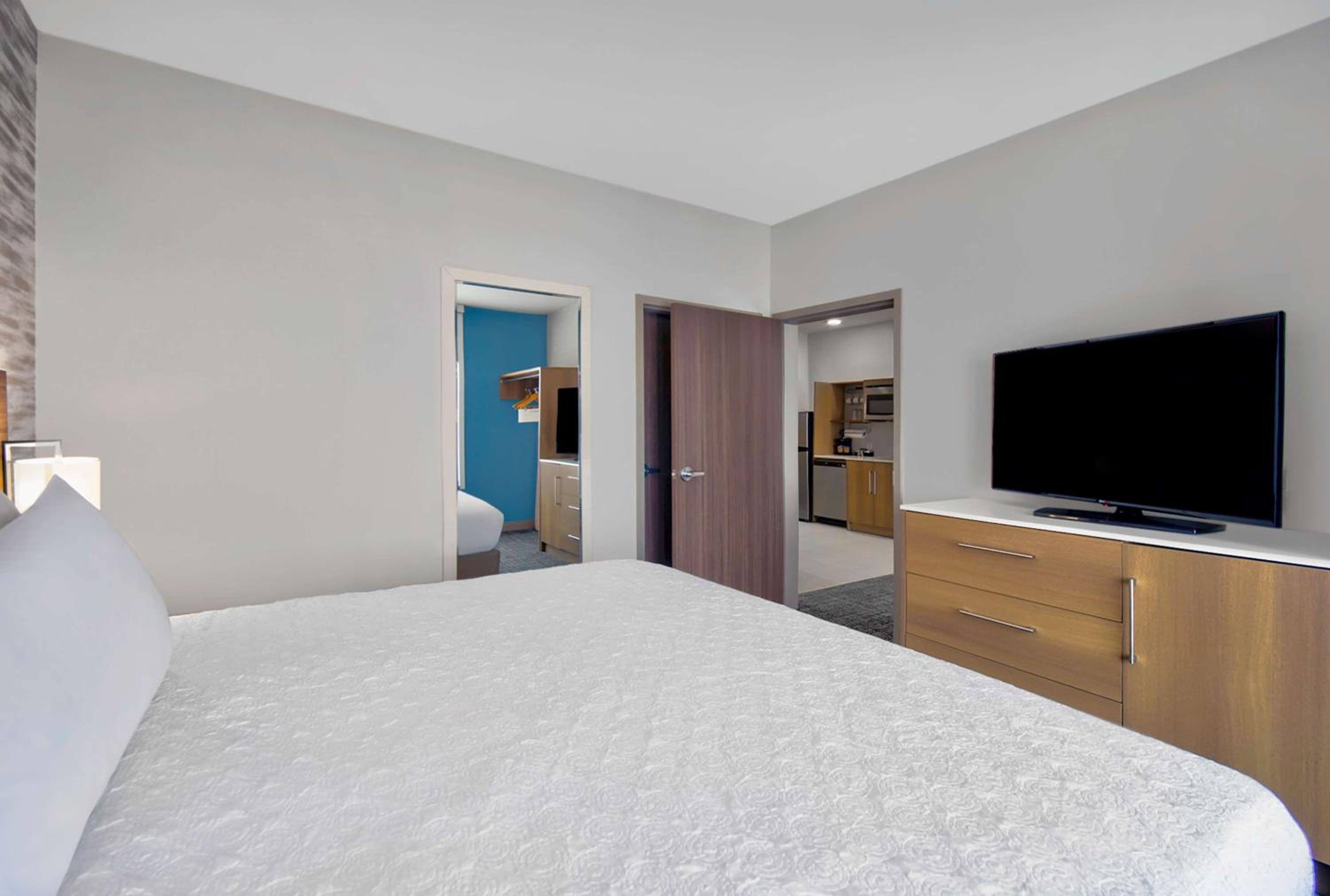 One-Bedroom King Suite - Photo 5