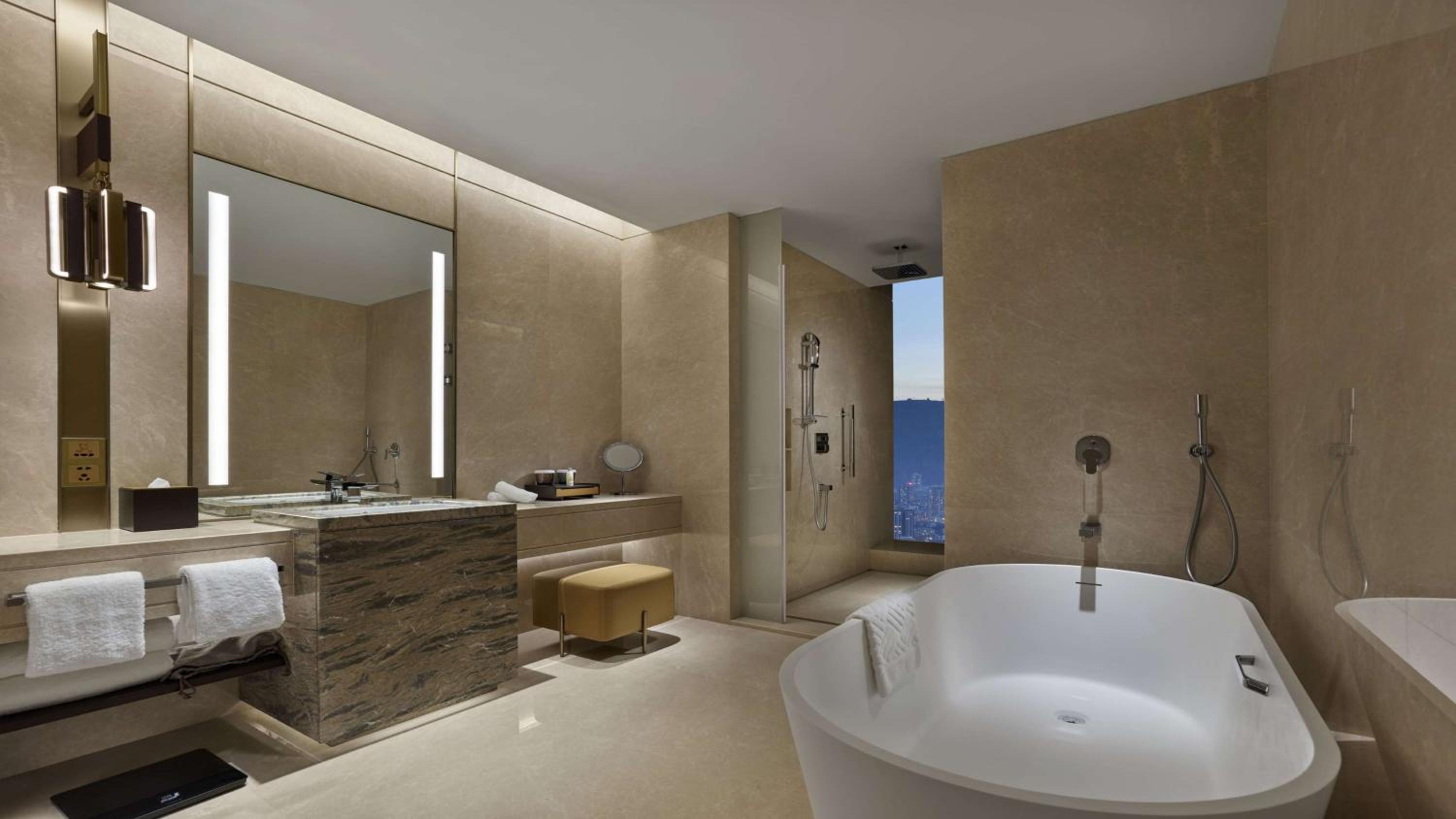 Deluxe King Room - Photo 3
