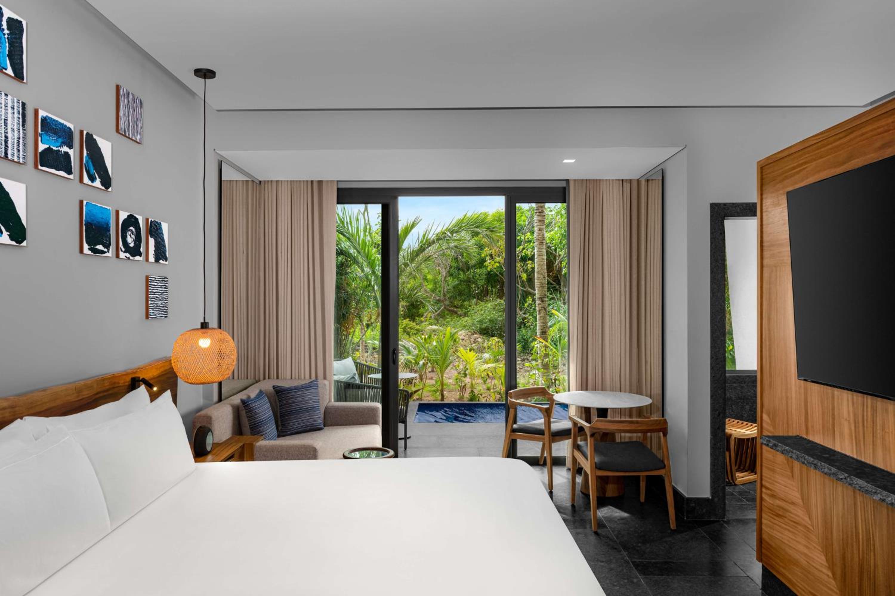 King Suite with Tropical View - Photo 14