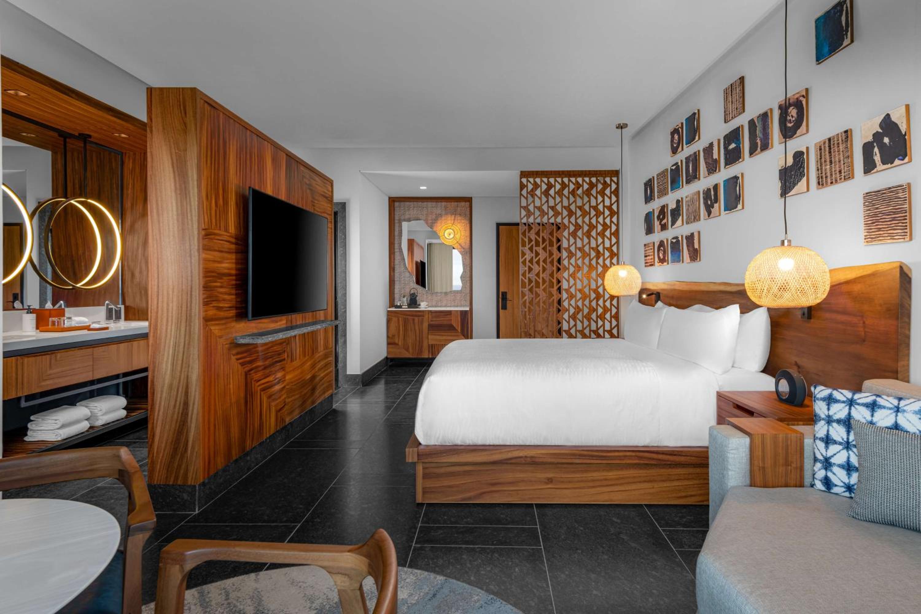 King Room with Roll-In Shower - Mobility Access