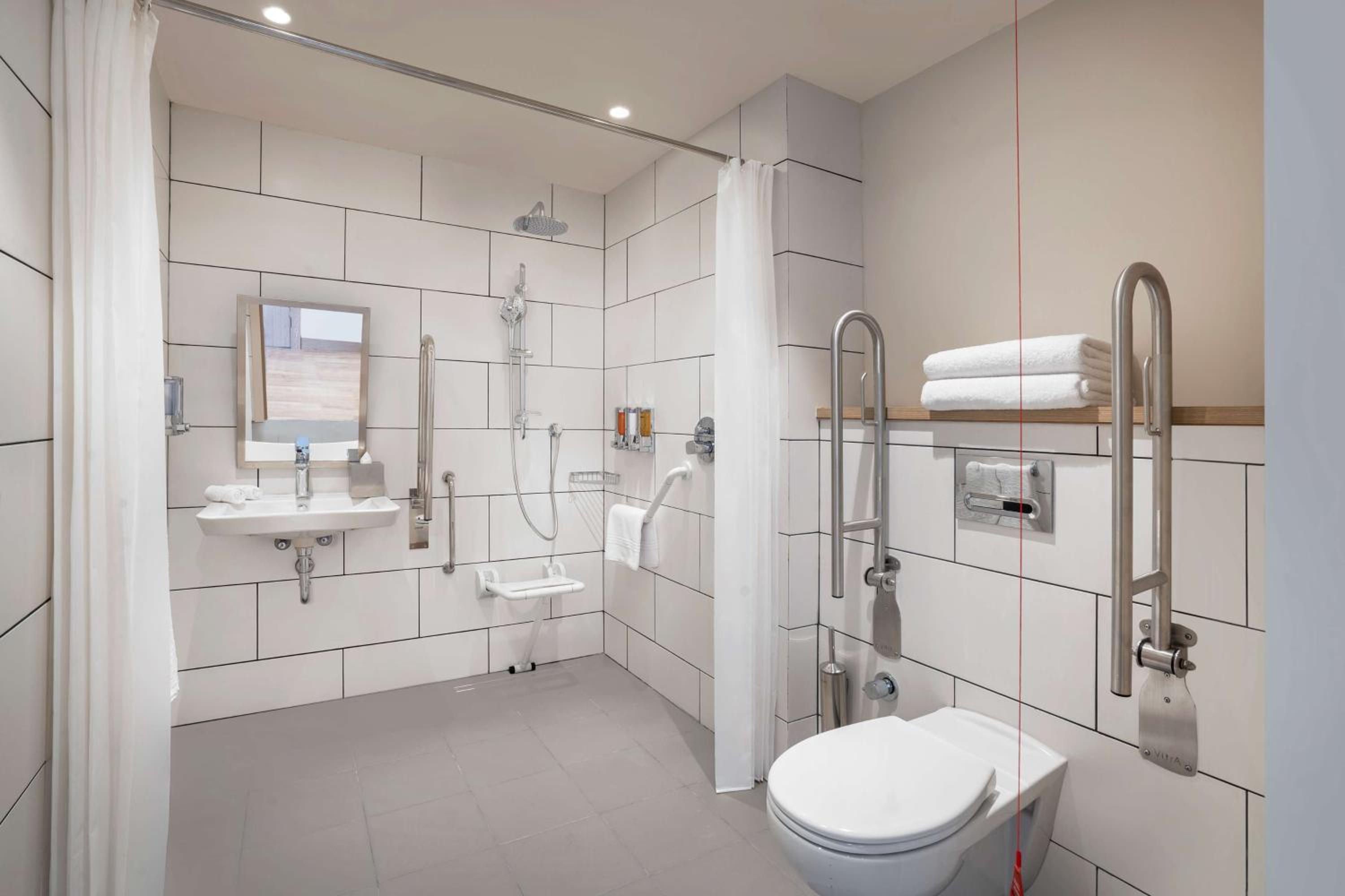 Queen Room with Roll-In Shower - Mobility Accessible/Non-Smoking - Photo 3