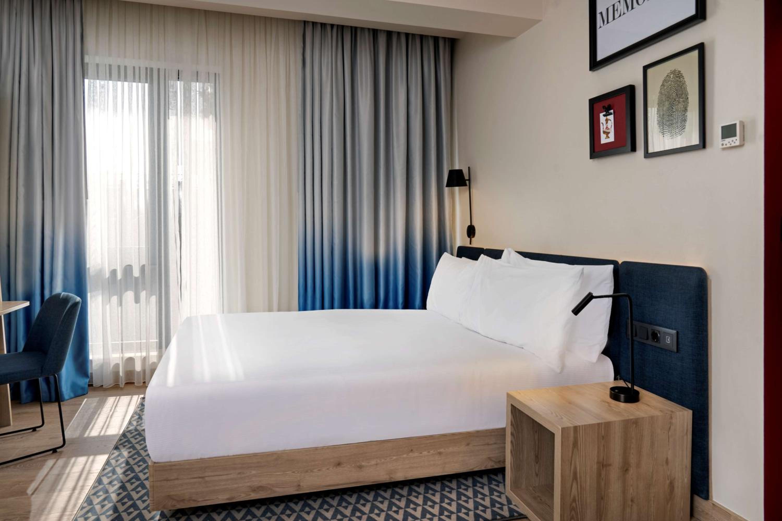 Queen Room with Roll-In Shower - Mobility Accessible/Non-Smoking - Photo 1