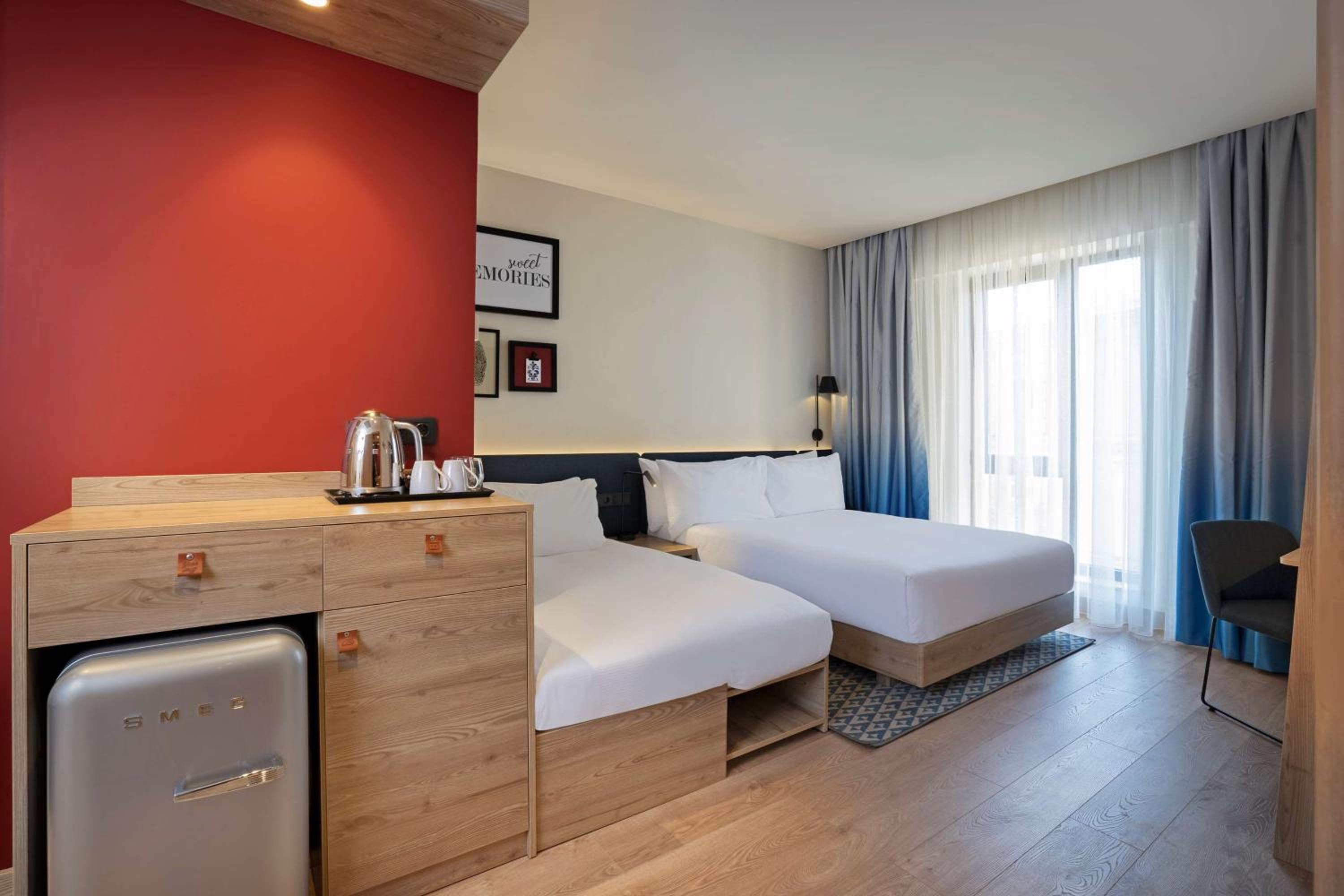 Queen Room with Sofa Bed - Photo 1