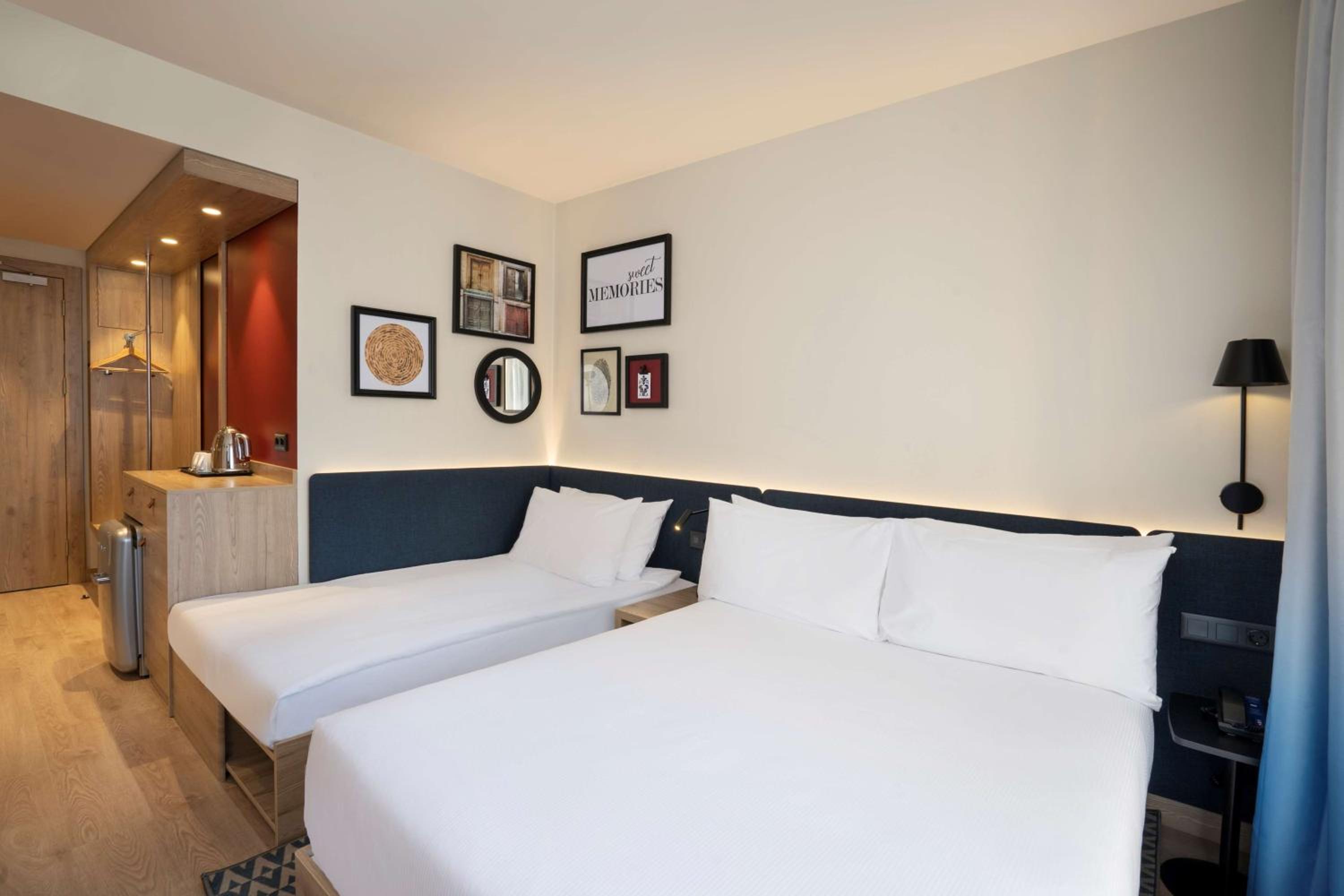 Queen Room with Sofa Bed - Photo 2