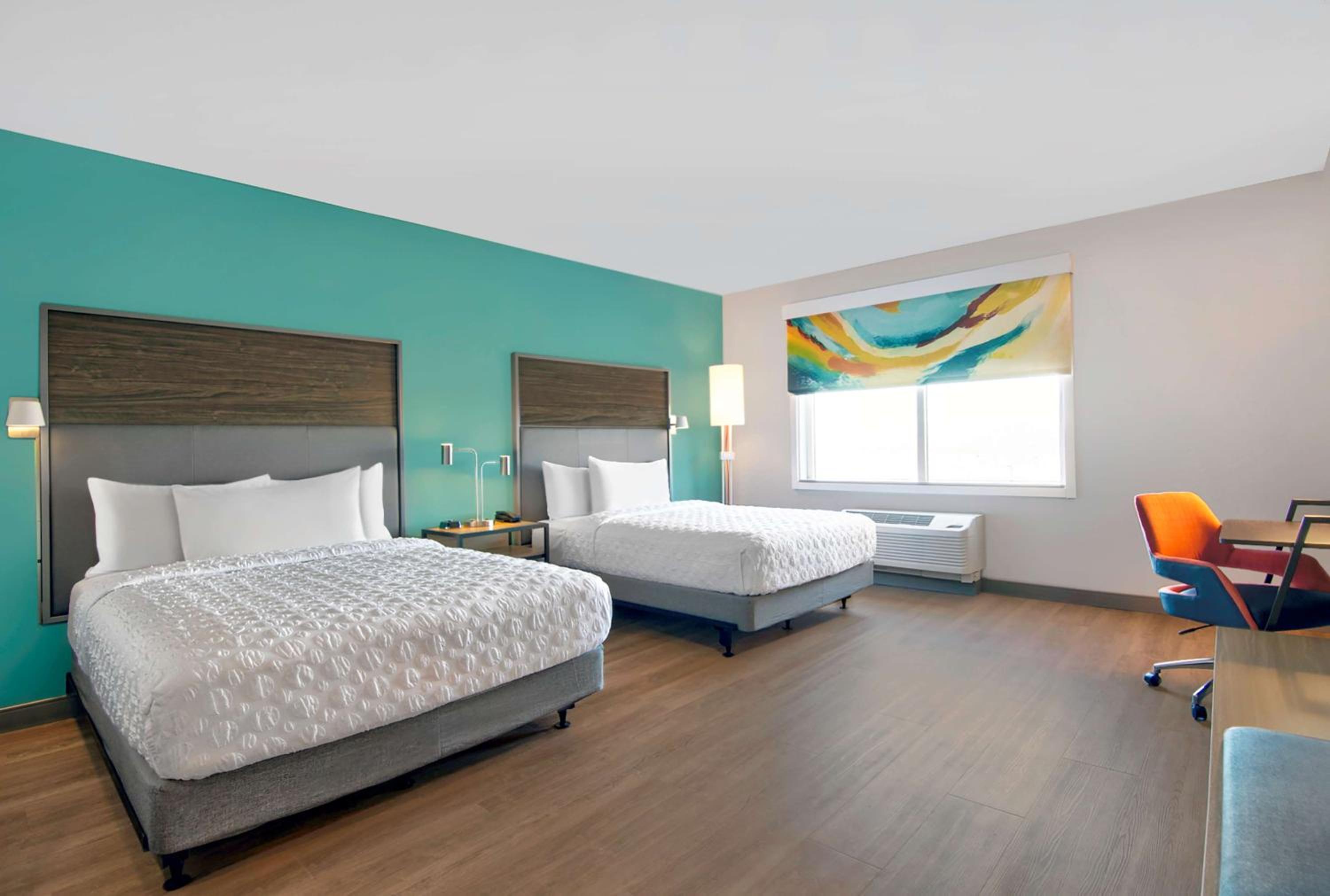 Queen Room with Two Queen Beds - Photo 5