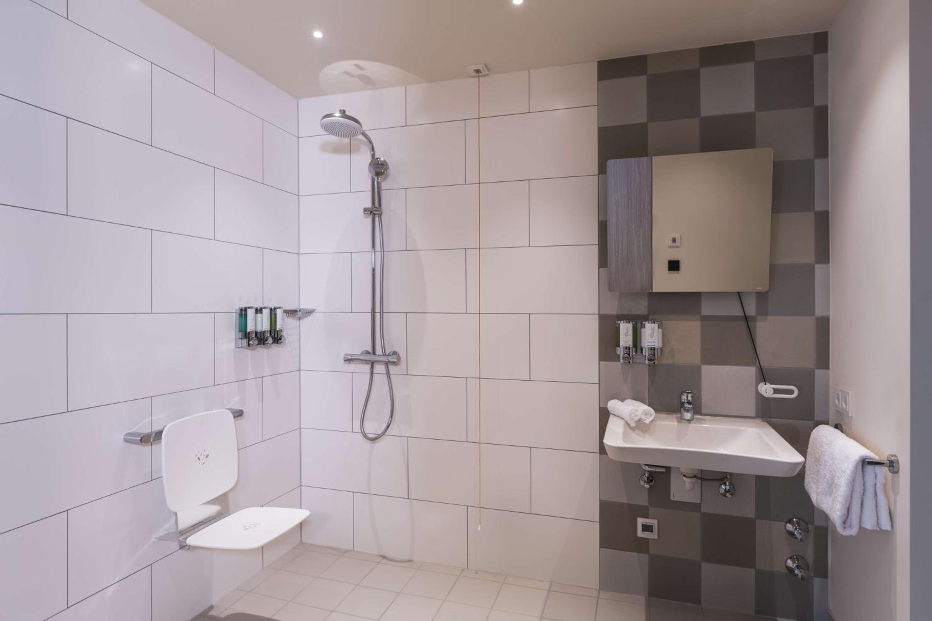 Queen Room - Mobility Access - Photo 4
