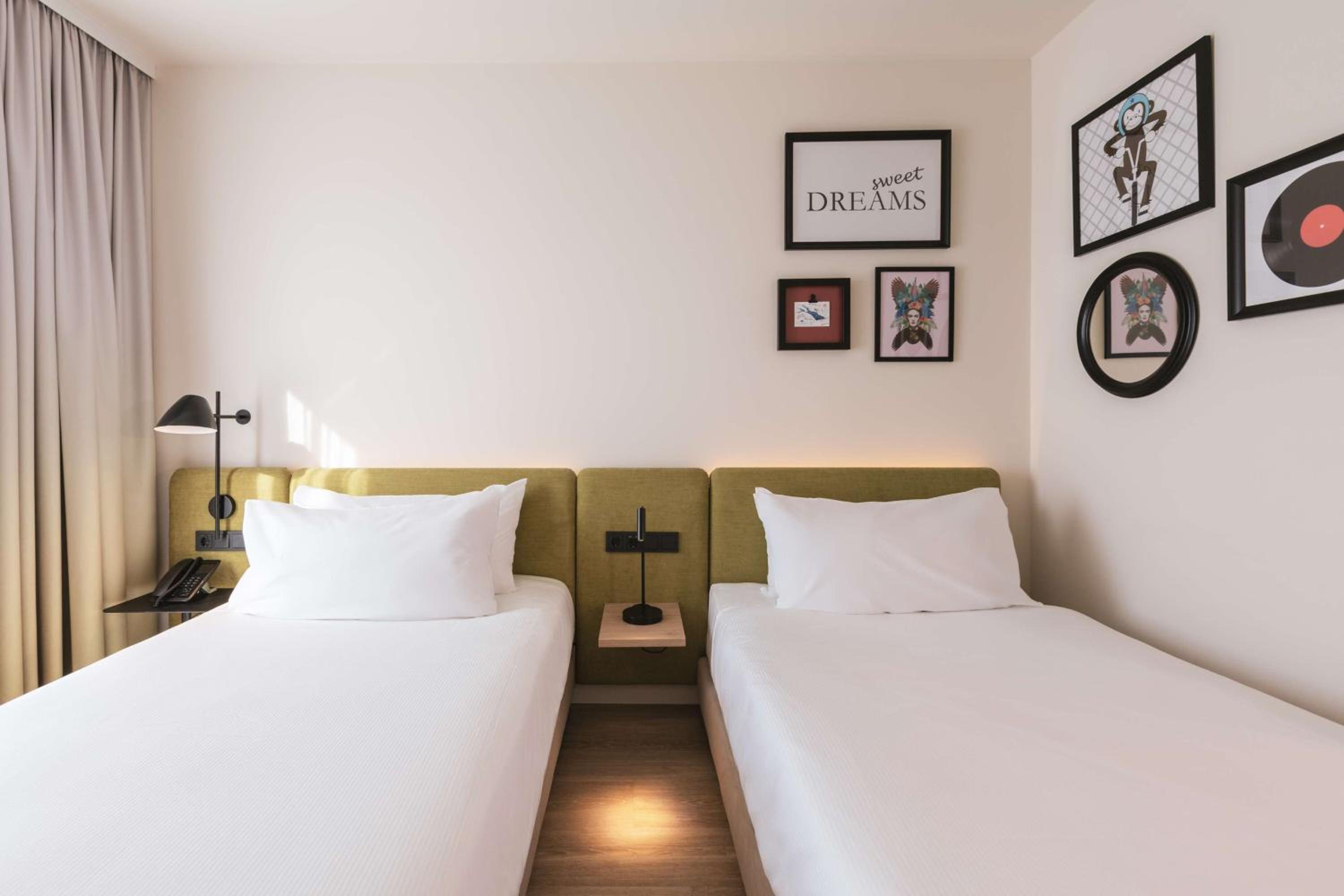 Twin Room - Photo 2