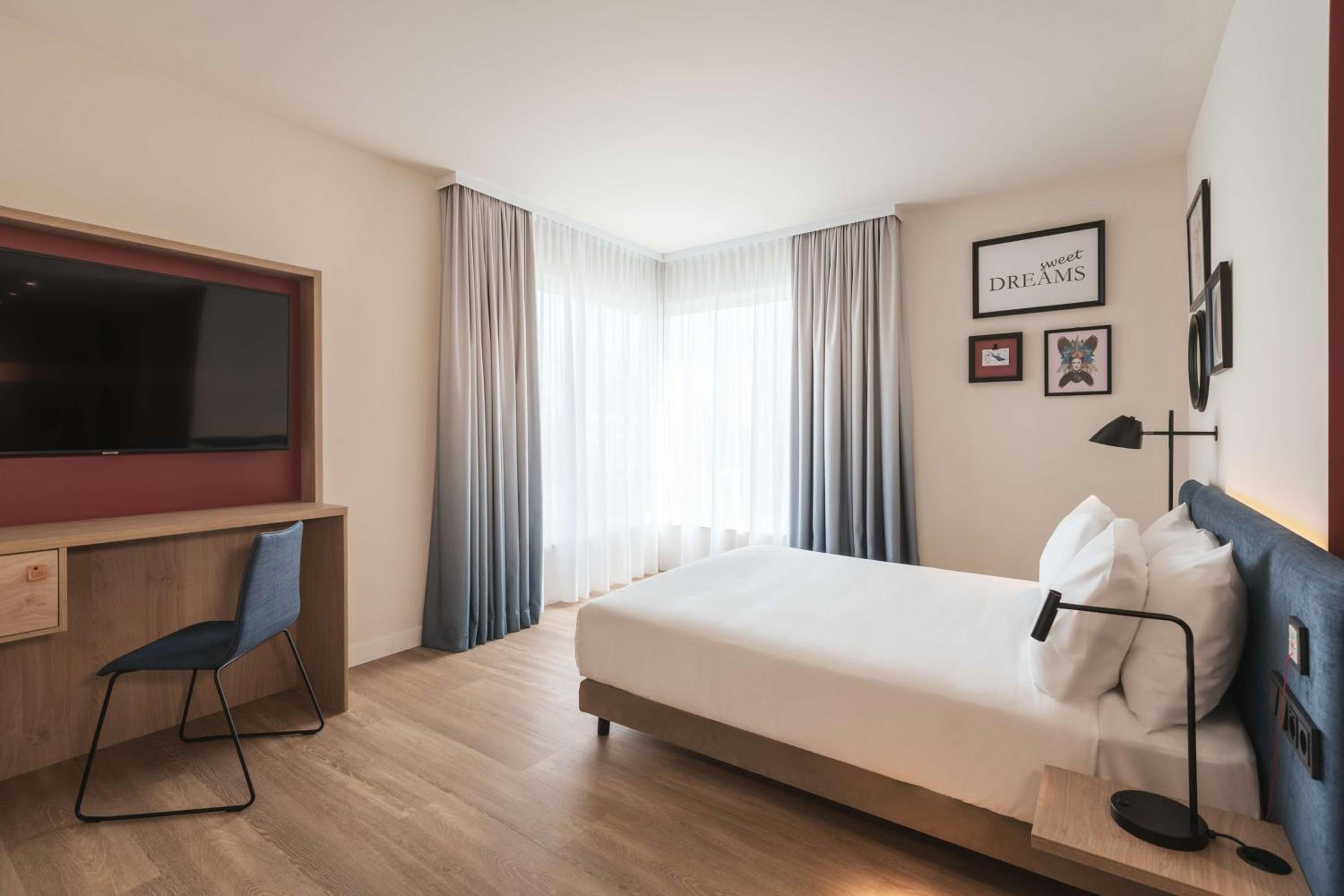 Queen Room - Mobility Access - Photo 3