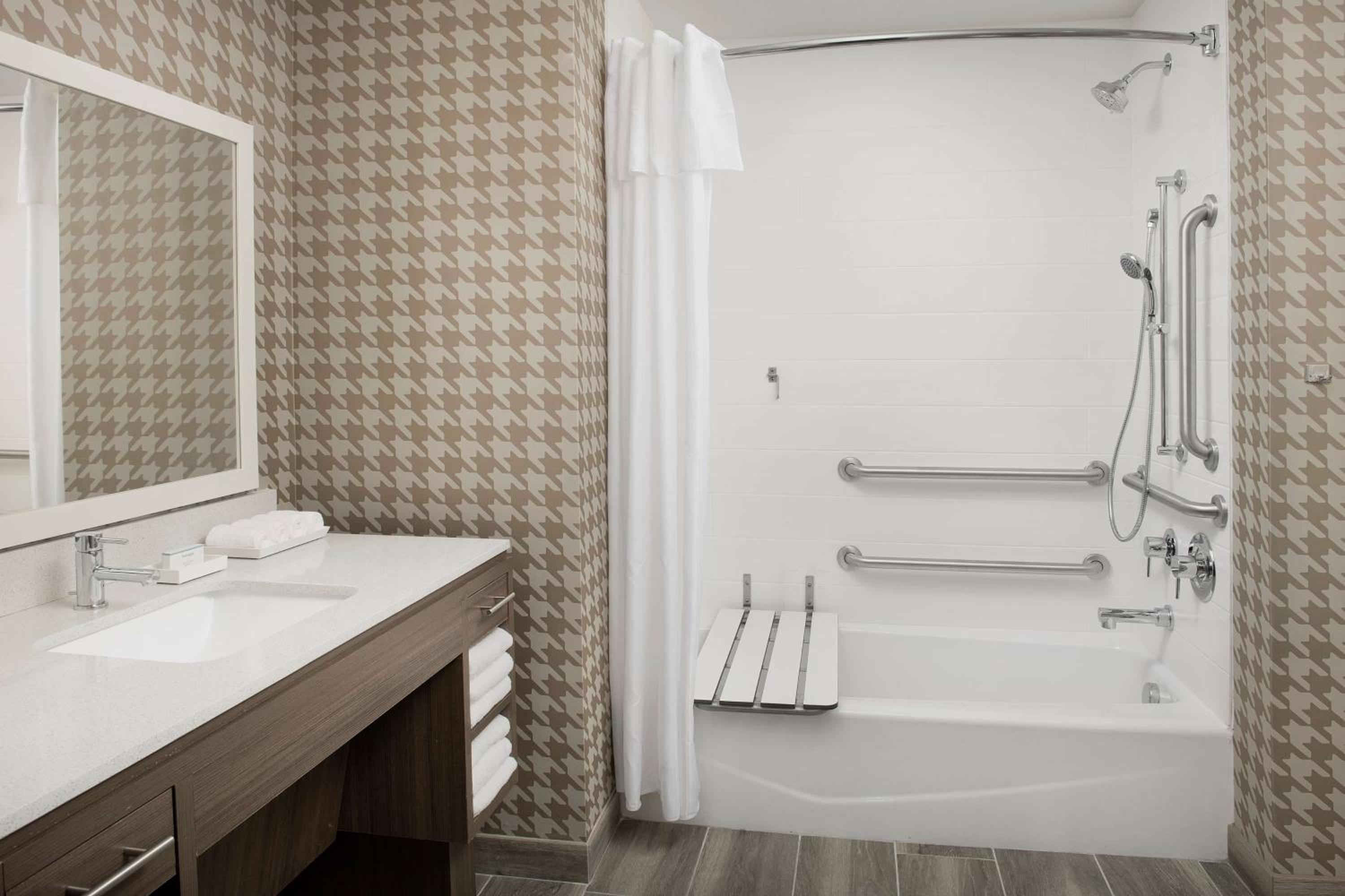 Queen Studio with Two Queen Beds - Mobility Access/Non-Smoking photo 2
