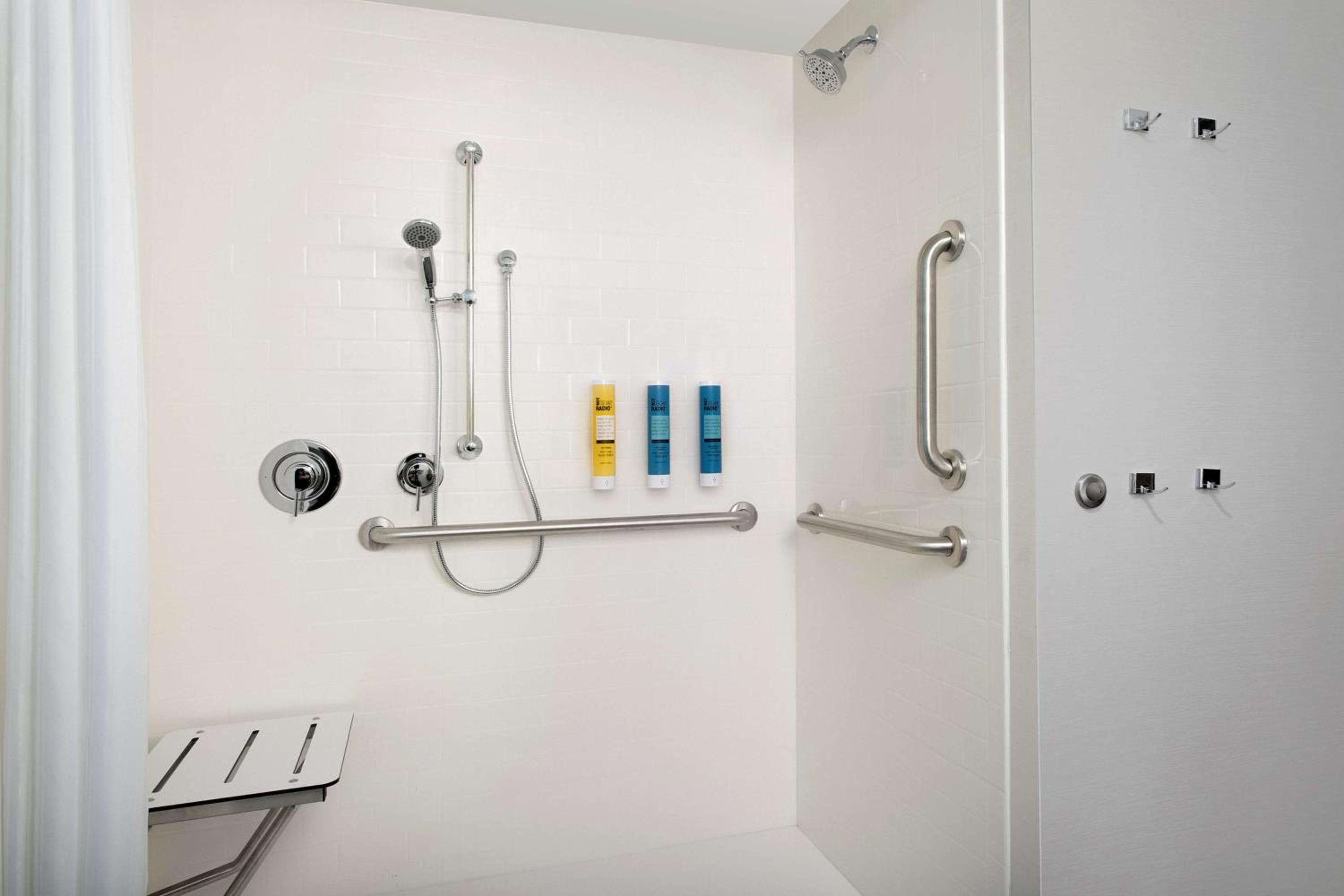 Queen Room with Two Queen Beds and Roll-In Shower - Mobility Access photo 3