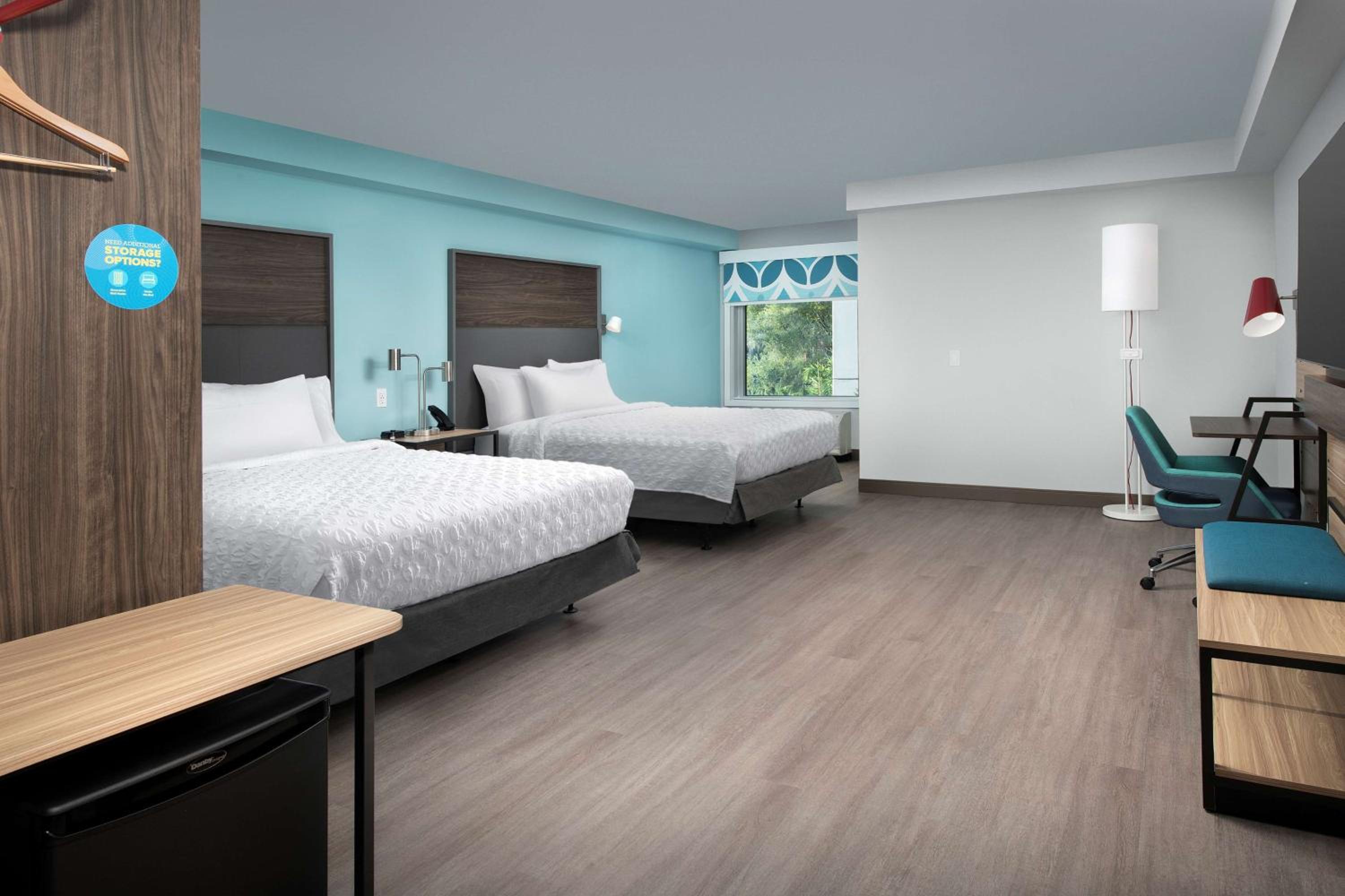 Queen Room with Two Queen Beds and Roll-In Shower - Mobility Access photo 3