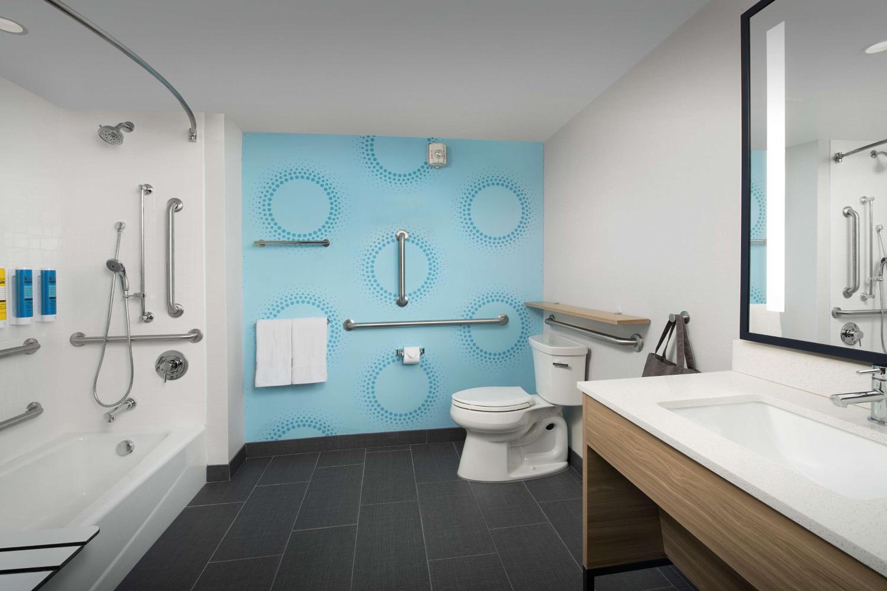 King Room with Bath Tub - Mobility Access photo 3