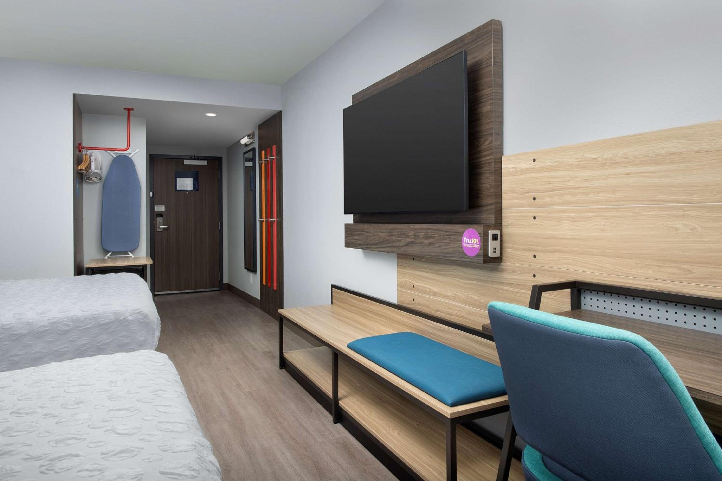 Queen Studio with Two Queen Beds - Non-Smoking photo 2
