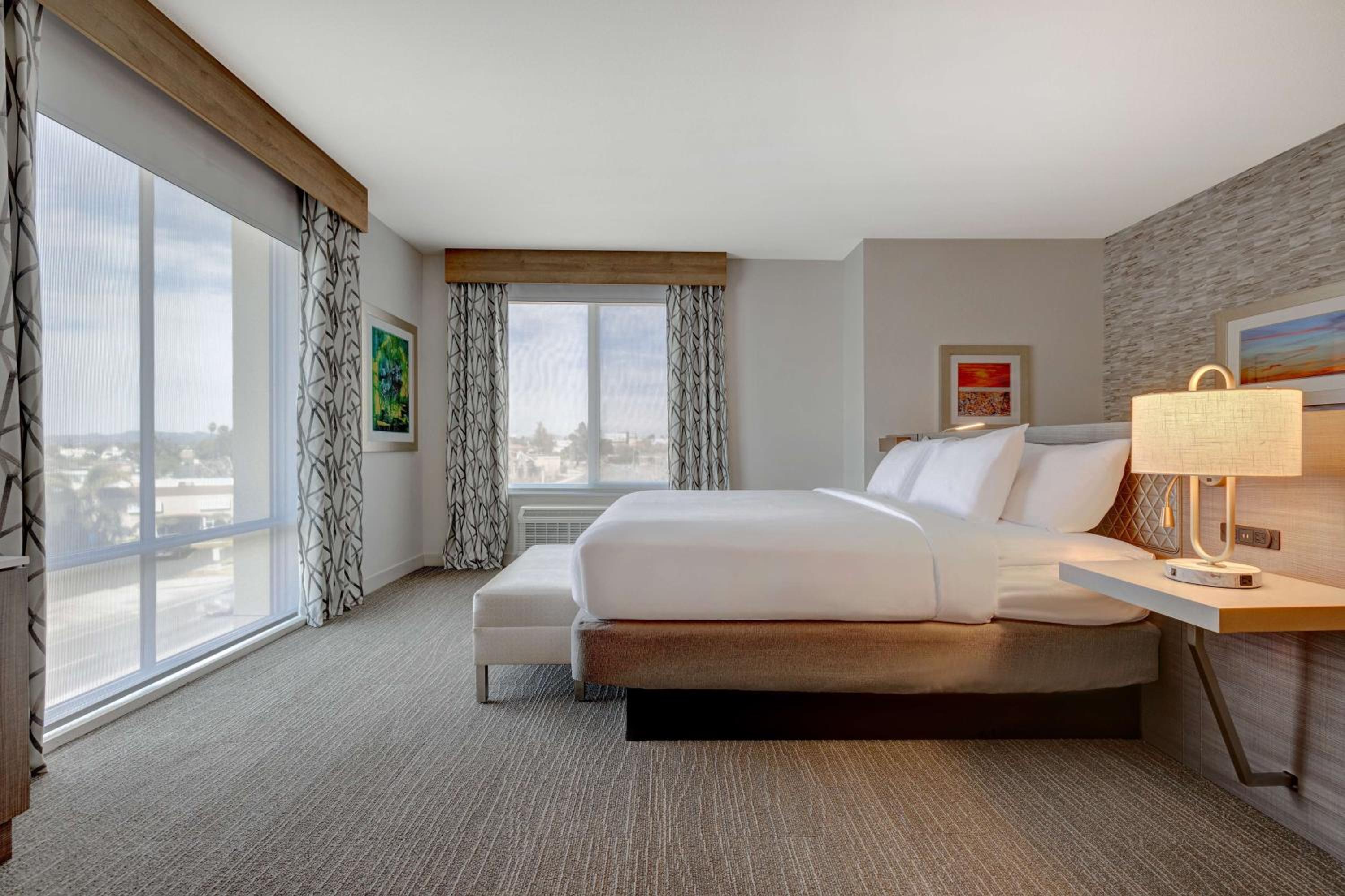 Deluxe King Room - Photo 6