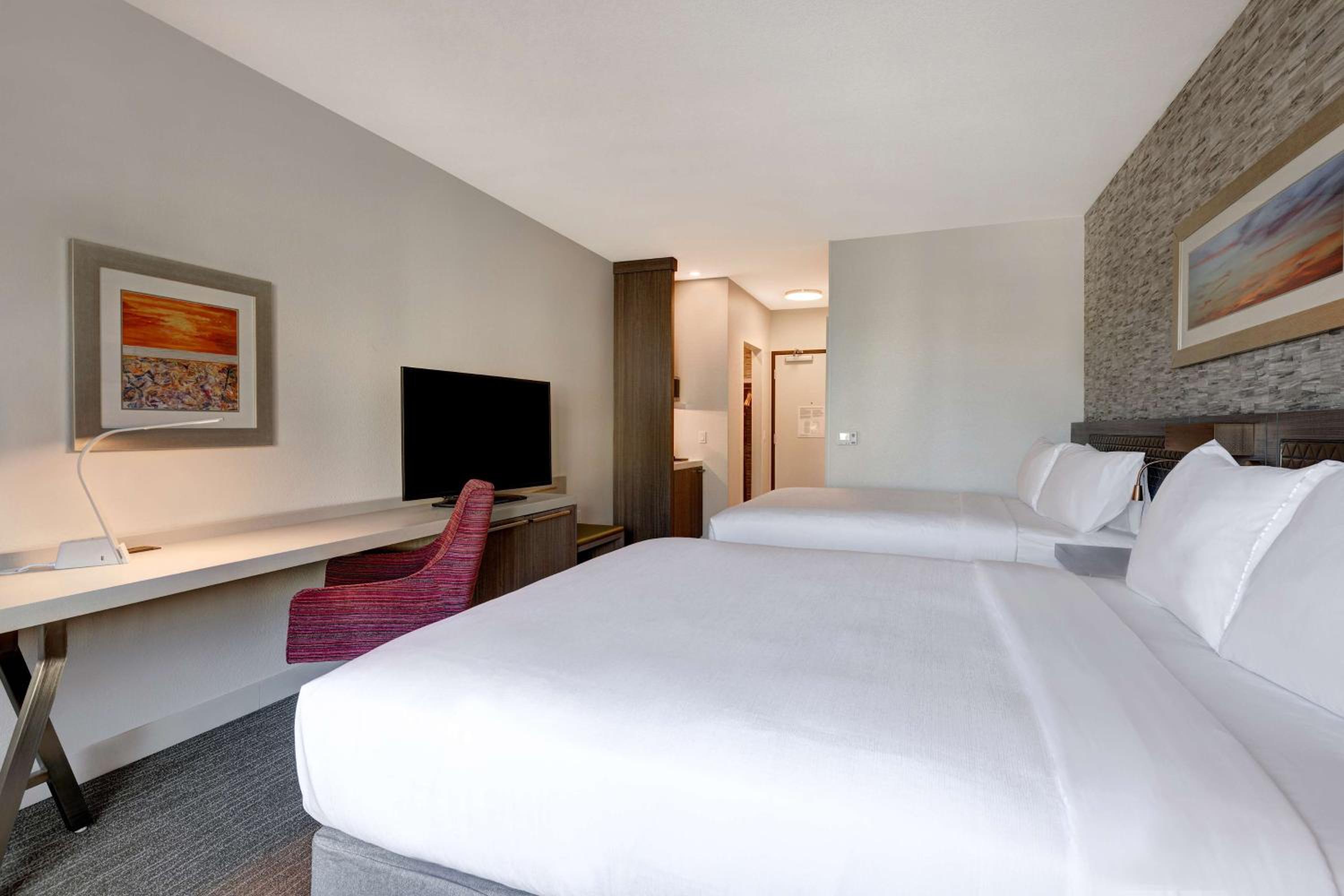 Queen Room with Two Queen Beds - Photo 3