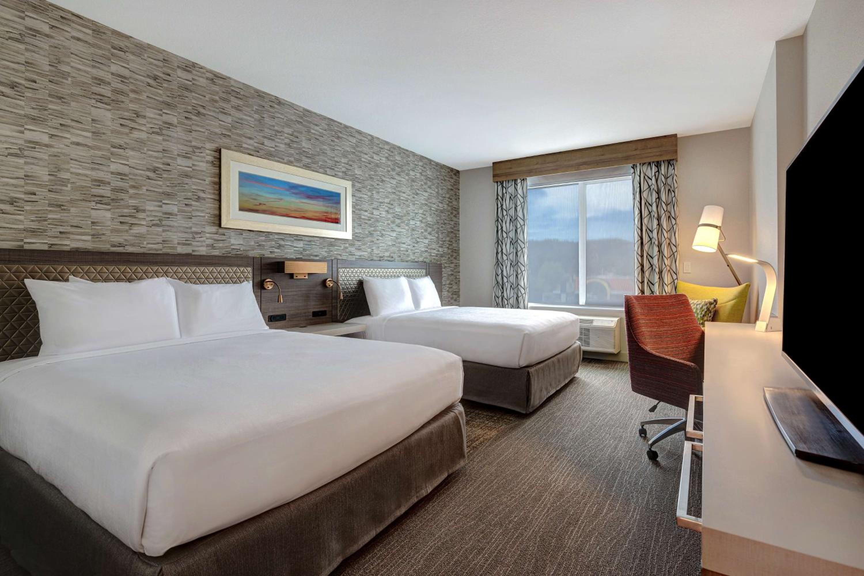Queen Room with Two Queen Beds - Photo 4
