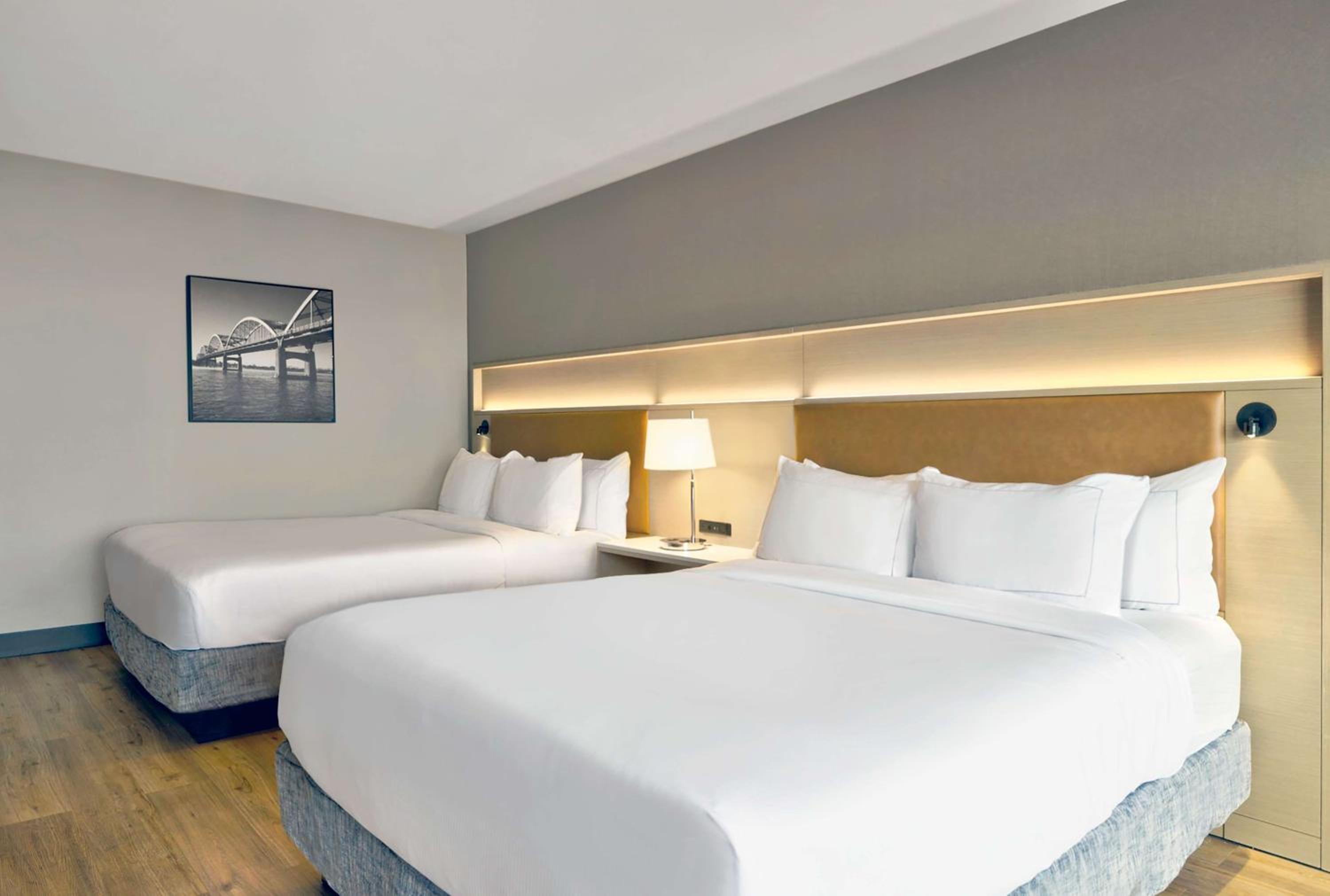 Queen Room with Two Queen Beds - Photo 8
