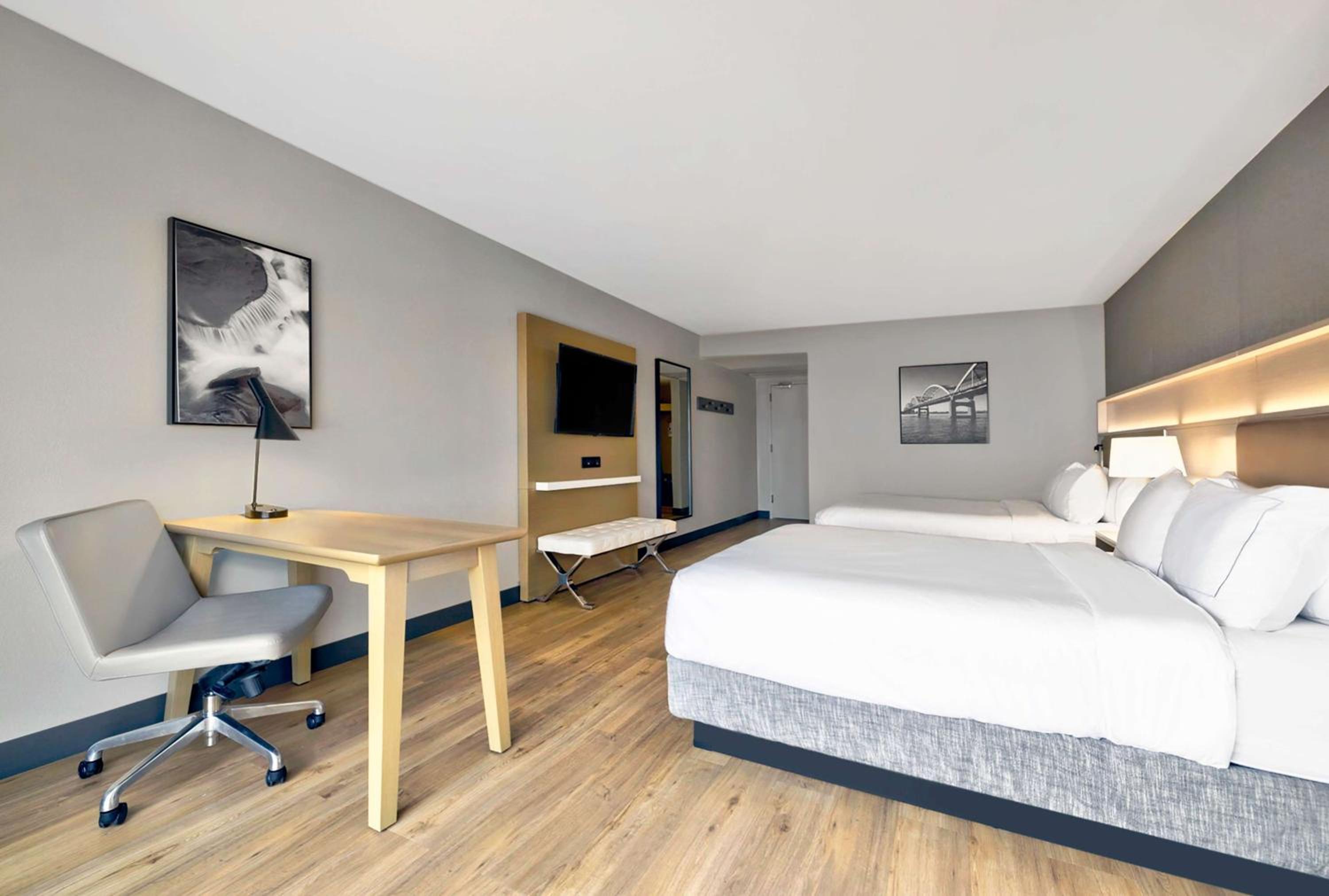 Queen Room with Two Queen Beds - Photo 3