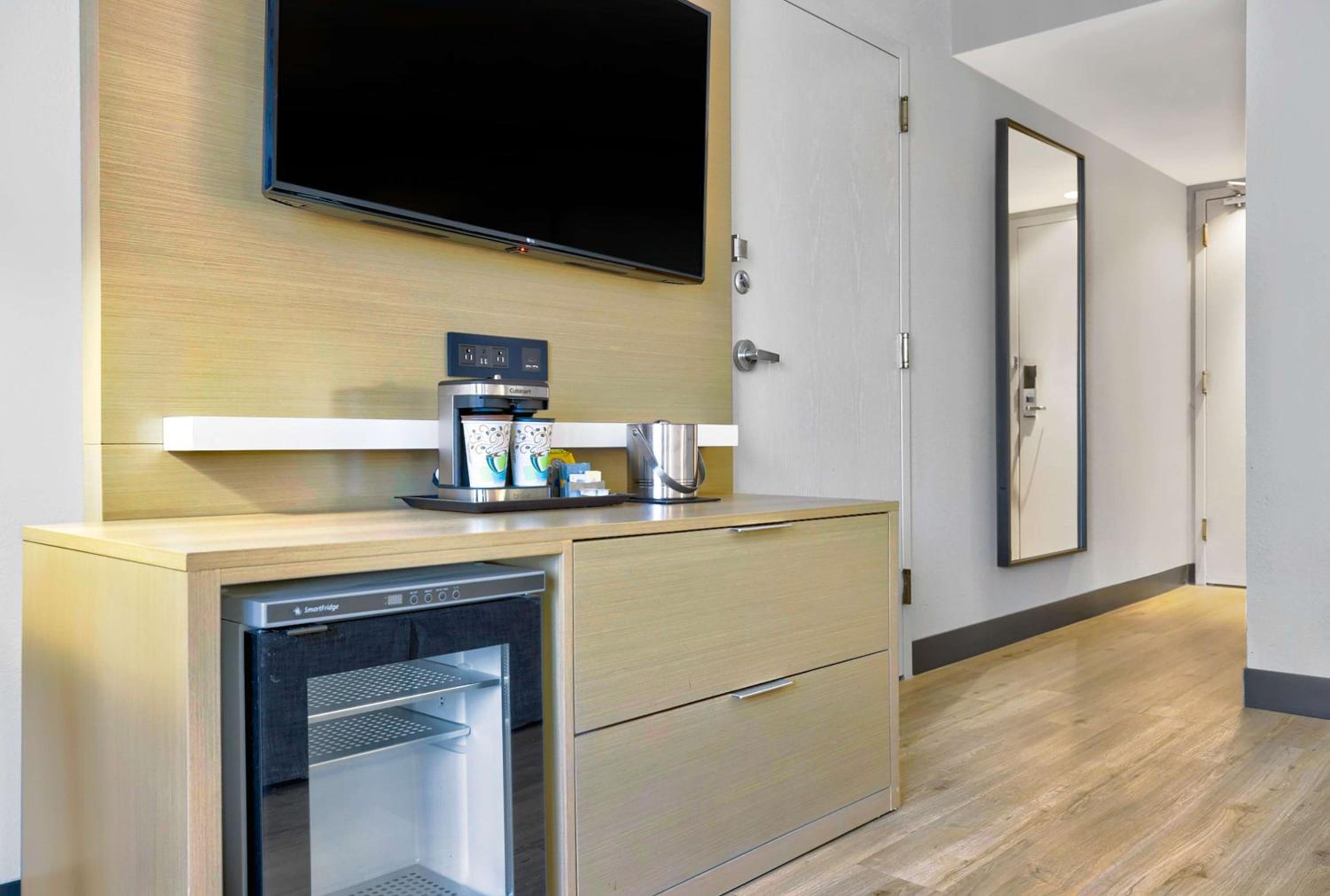King Room with Accessible Tub - Mobility Access - Photo 6