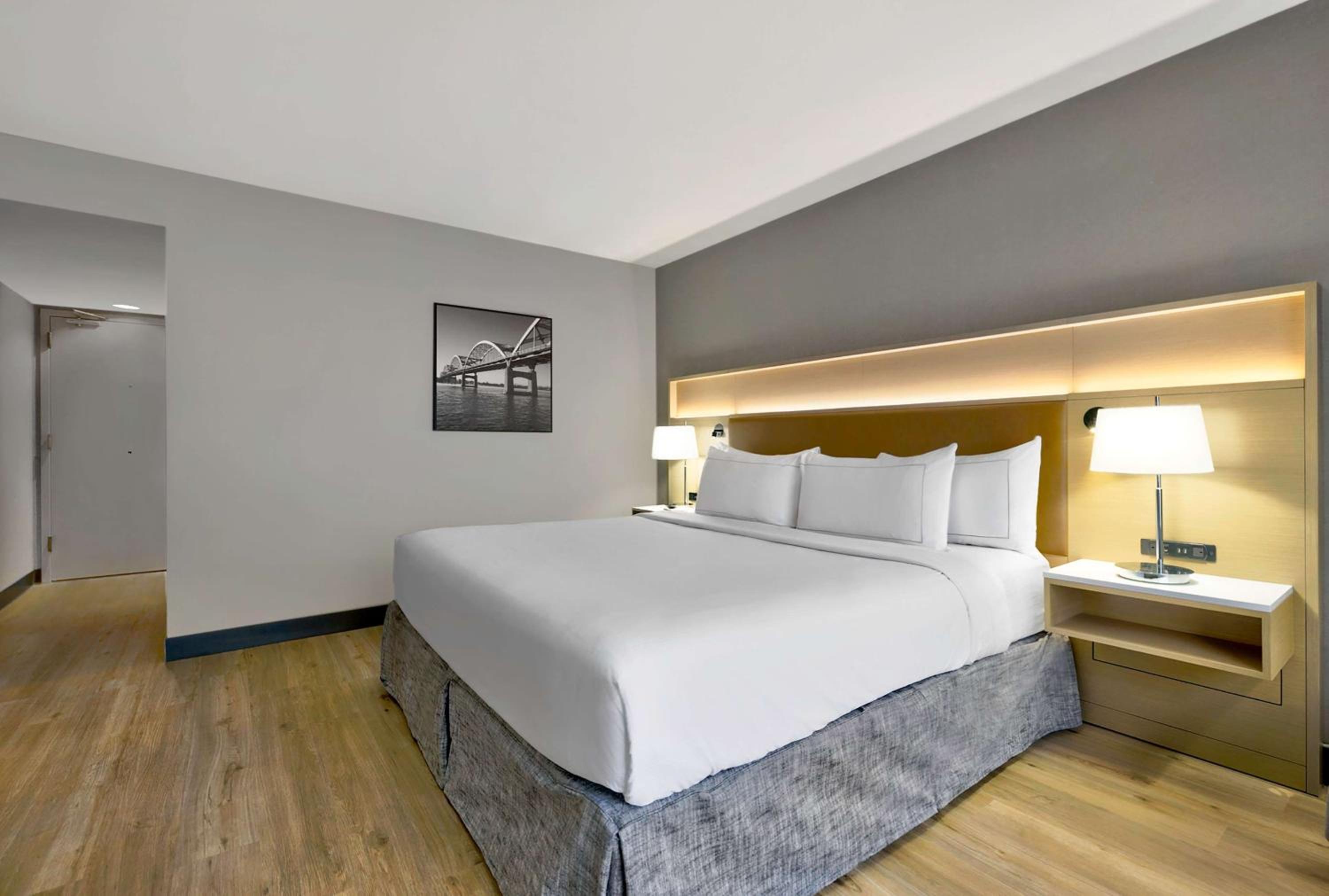 King Room with Accessible Tub - Mobility Access - Photo 4