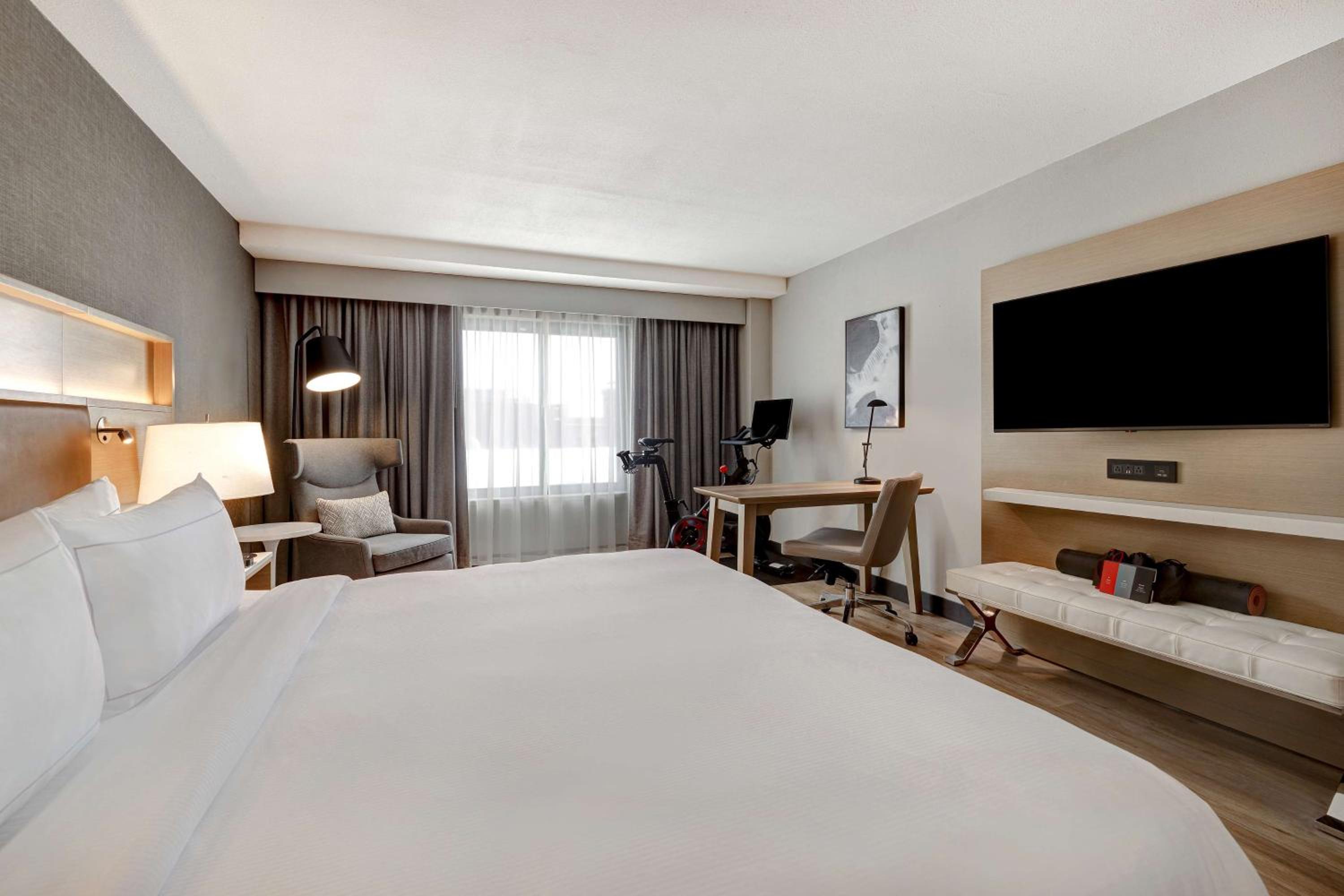 King Room with Peloton Bike - Photo 10
