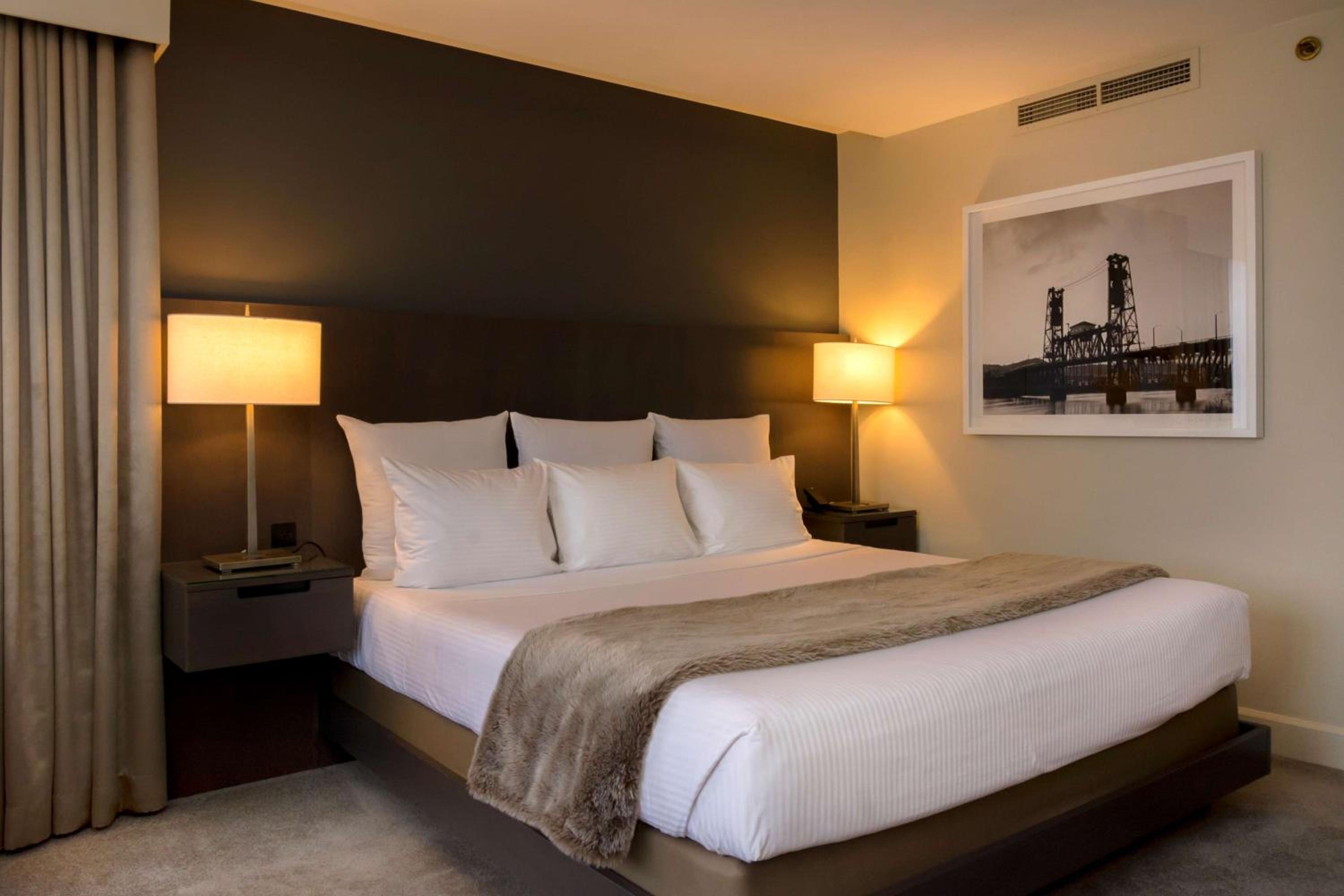 King Corner Room - Photo 1