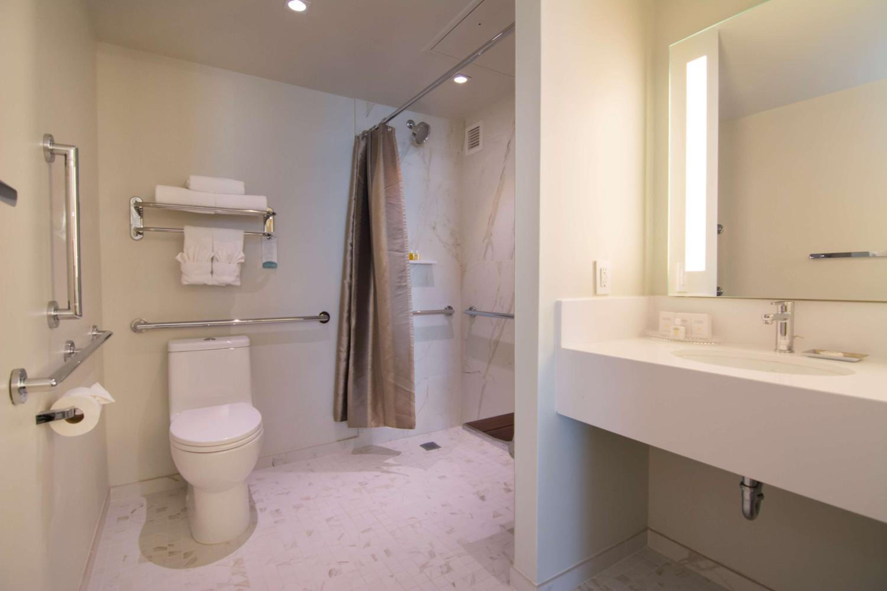 Queen Studio Suite with Roll-In Shower - Mobility Accessible - Photo 3