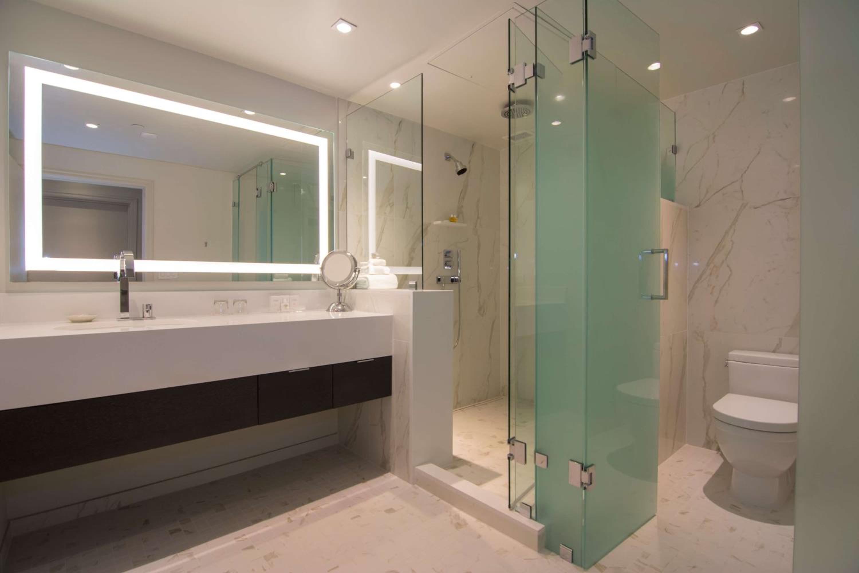 One-Bedroom King Penthouse Suite thumbnail 5
